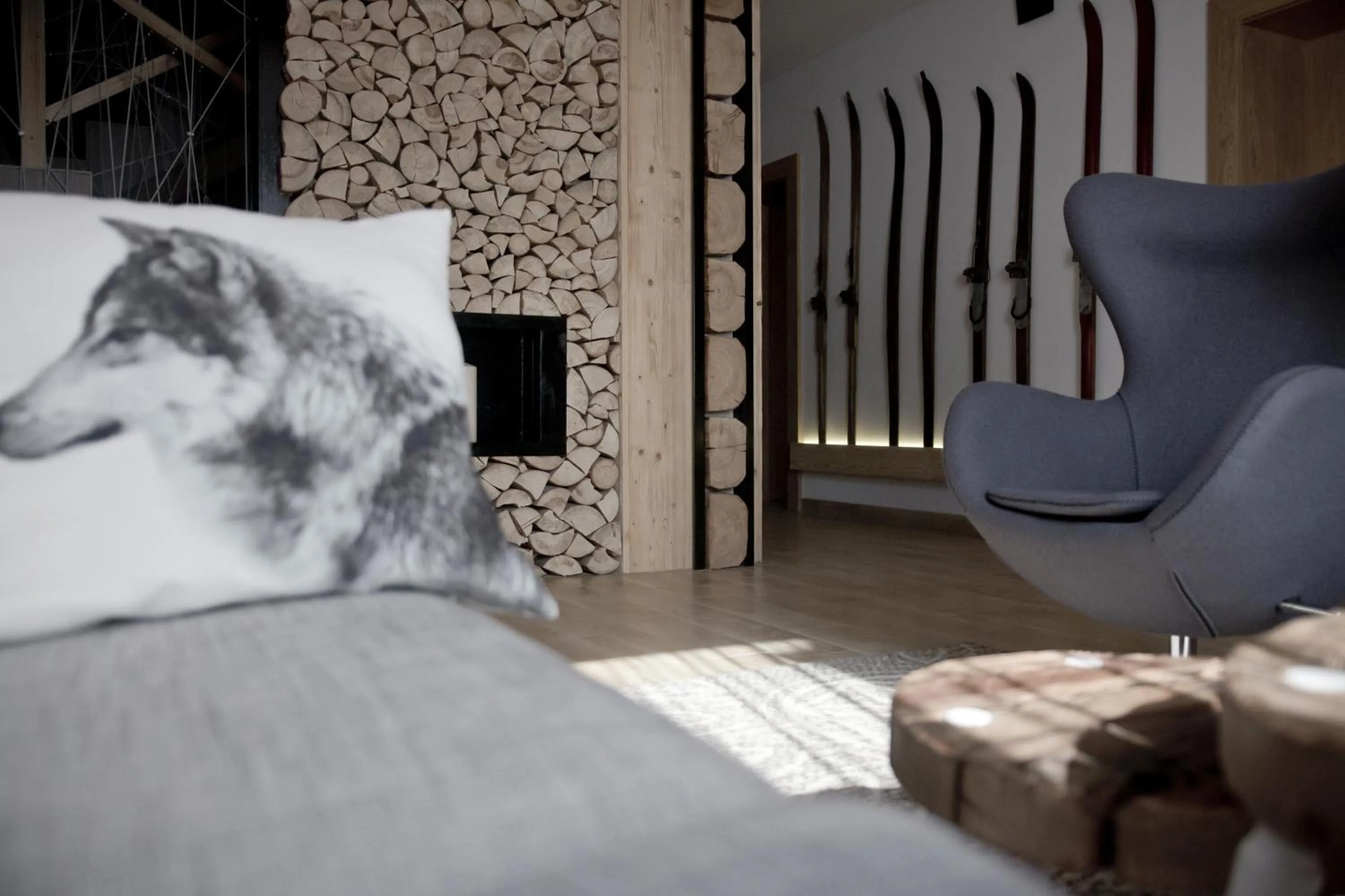 Communal lounge/ TV room in Villa 11 Folk & Design