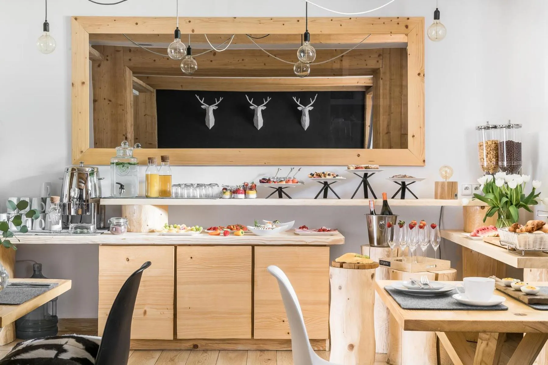 Food and drinks in Villa 11 Folk & Design