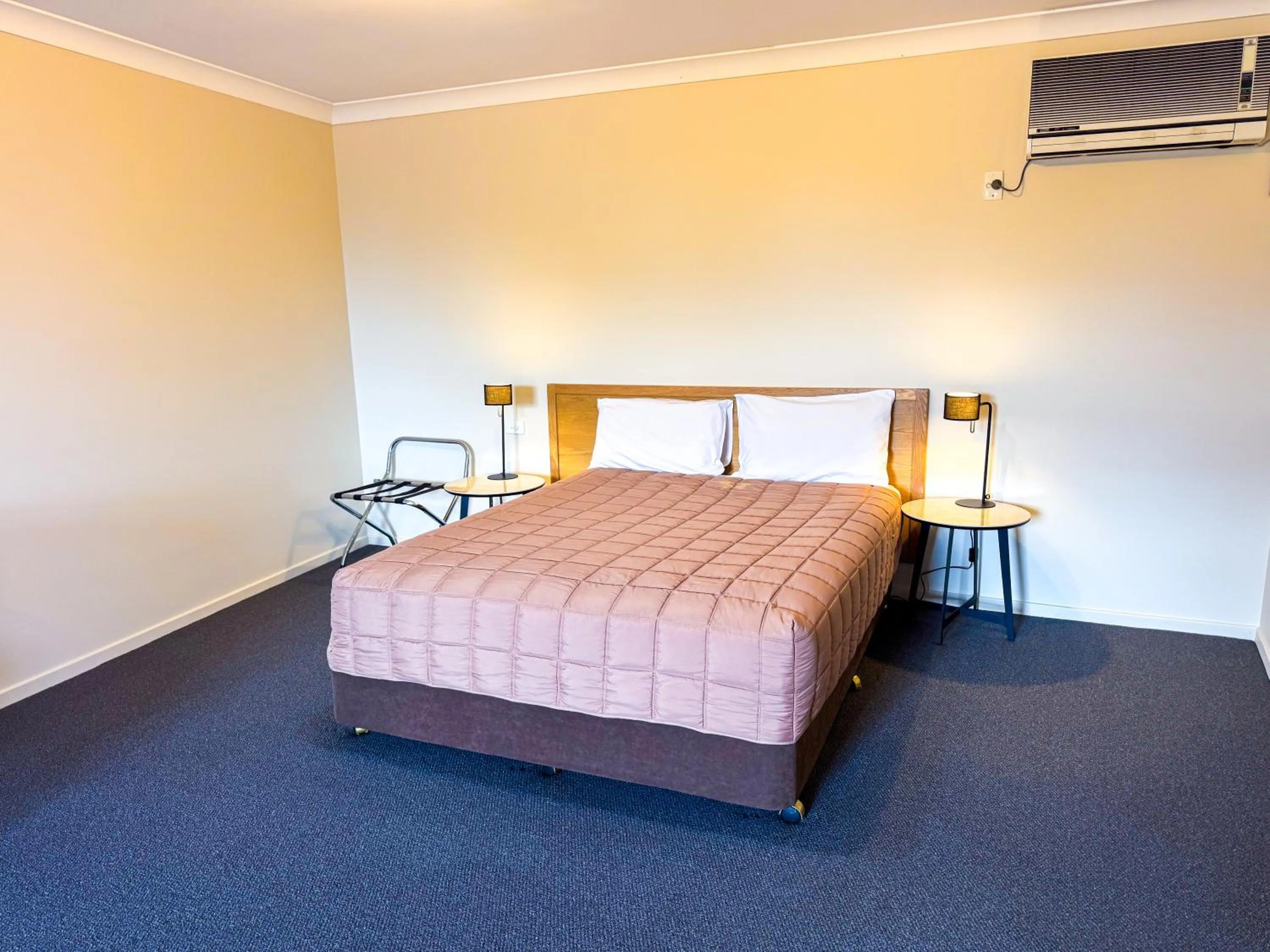 Bed in Nandewar Motor Inn