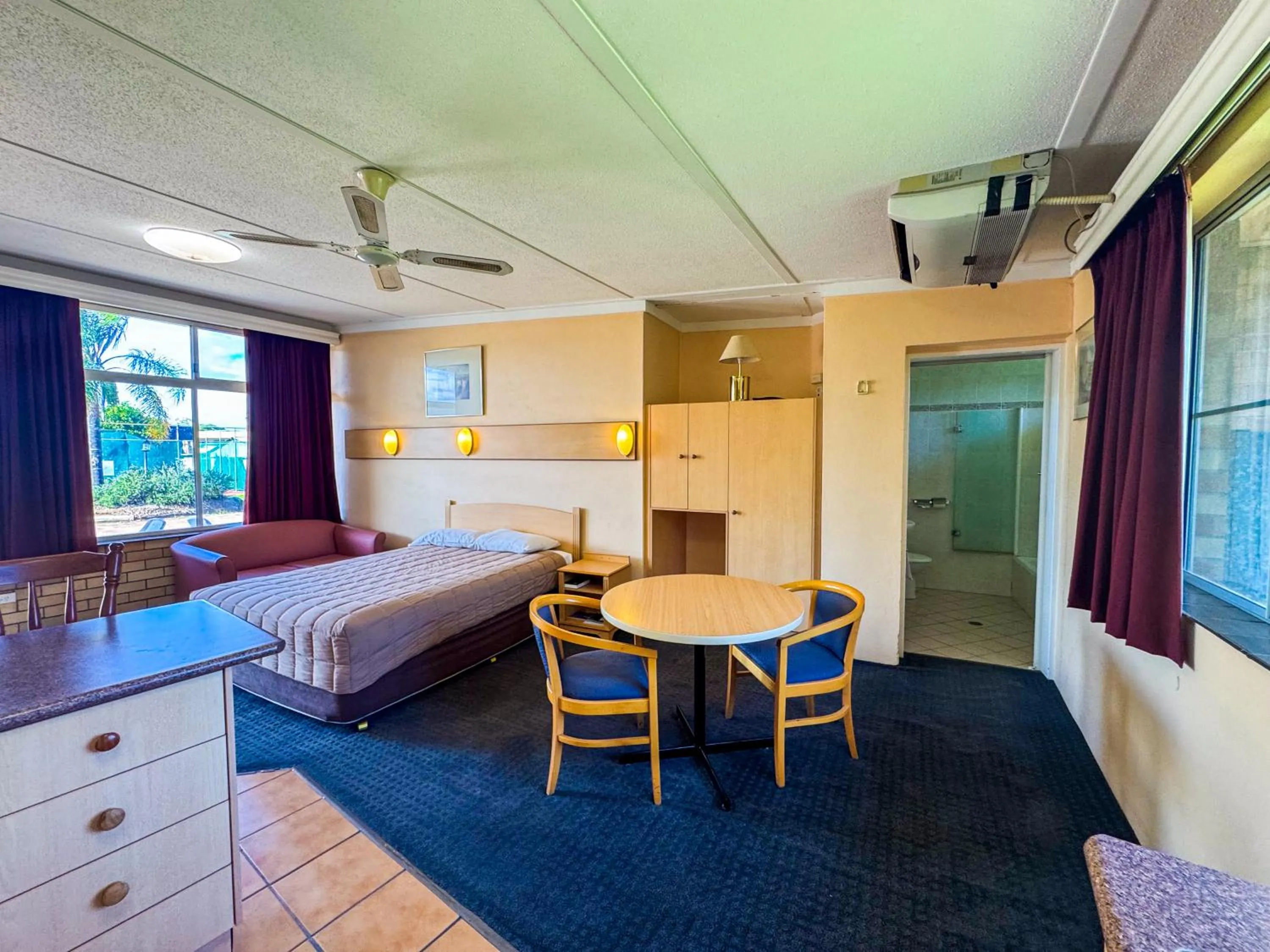 Bed in Nandewar Motor Inn