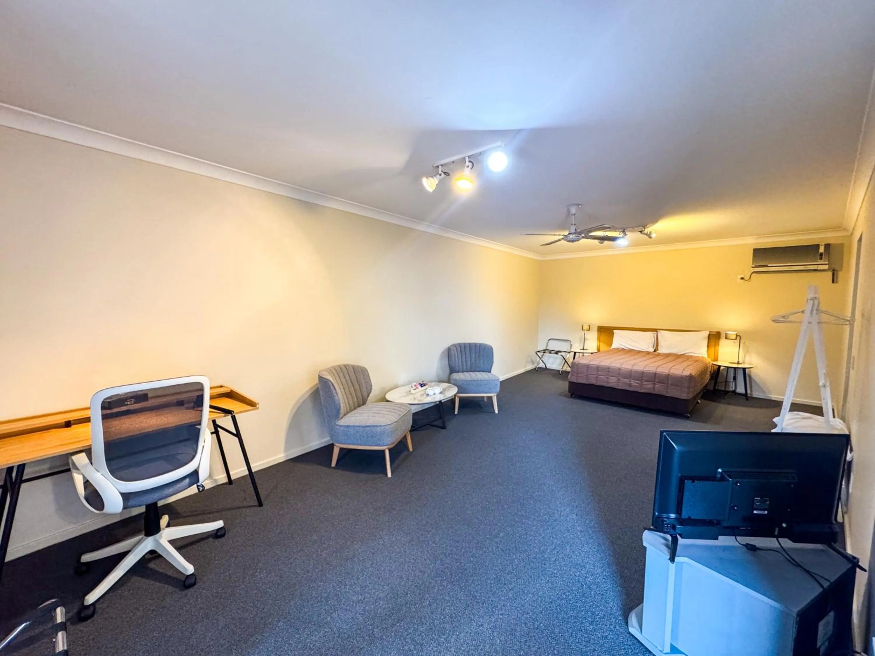 Bed in Nandewar Motor Inn