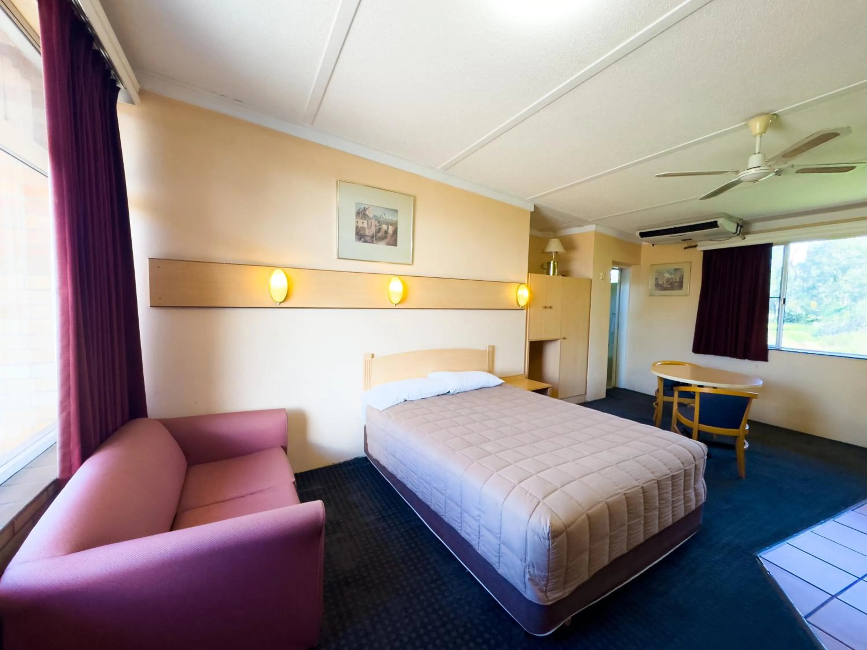 Bed in Nandewar Motor Inn