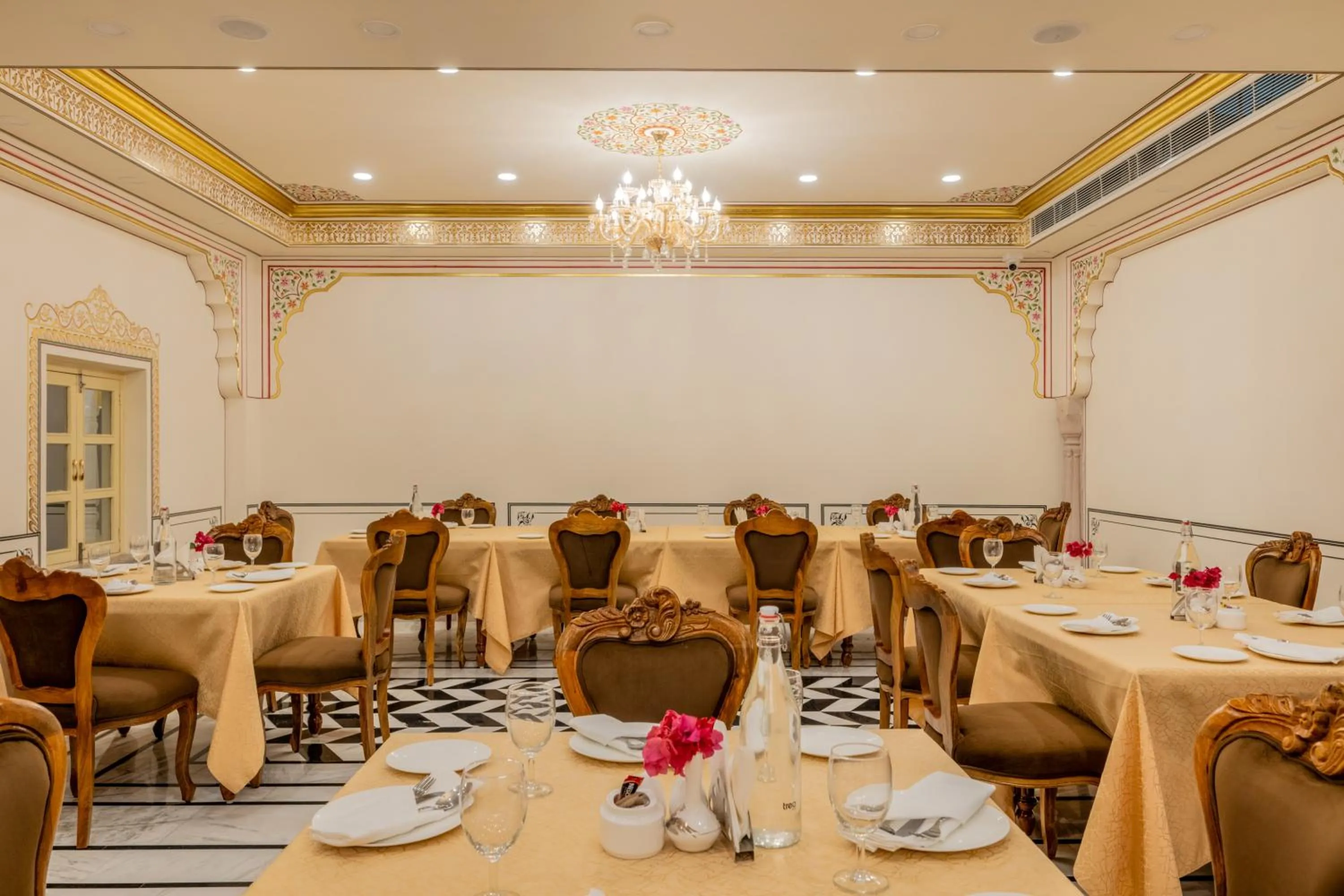 Restaurant/places to eat in Brij Castle