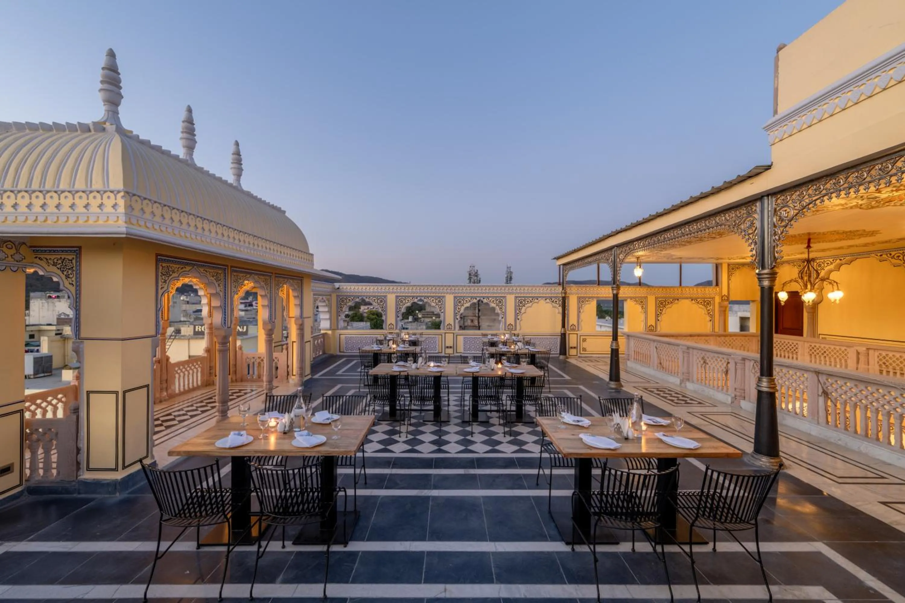 Restaurant/places to eat in Brij Castle