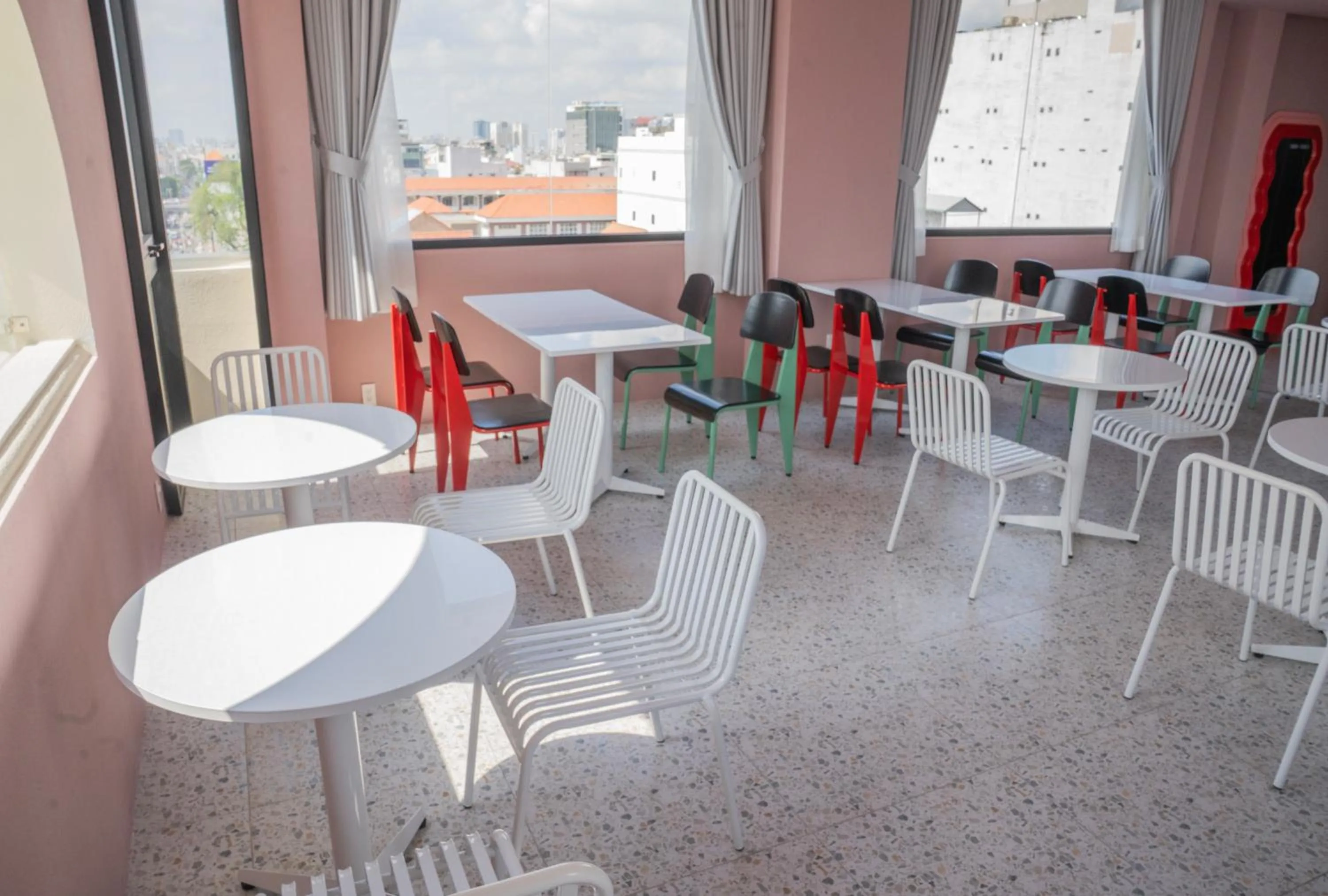 Restaurant/places to eat in Brown Dot Hotel Saigon Airport
