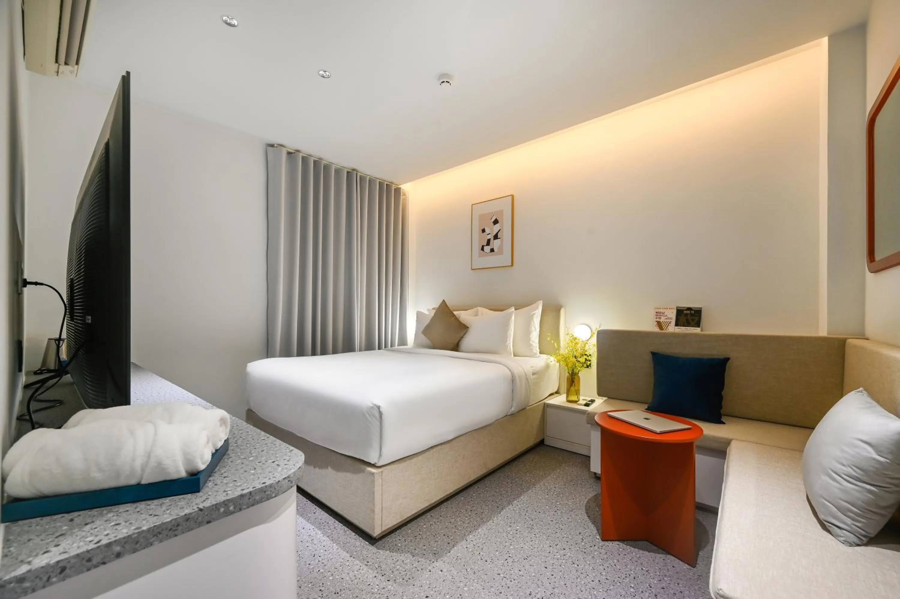 Bed in Brown Dot Hotel Saigon Airport