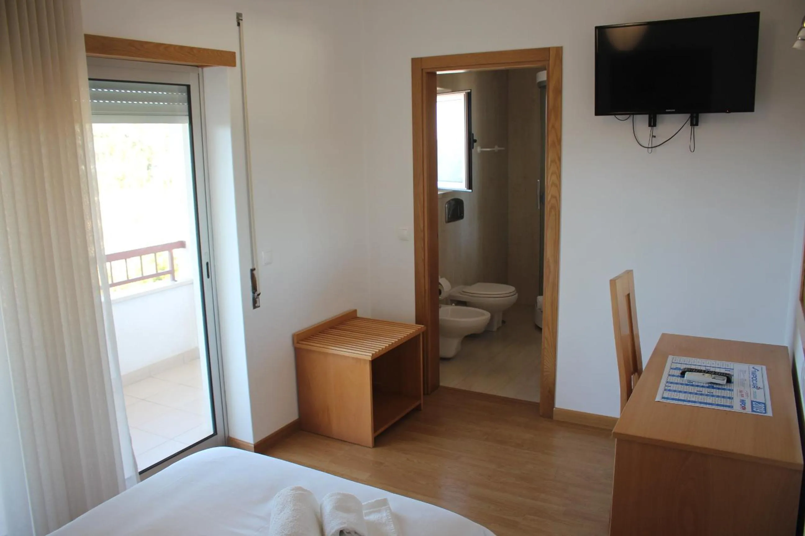 Toilet, Bed in Hotel Solar da Charneca