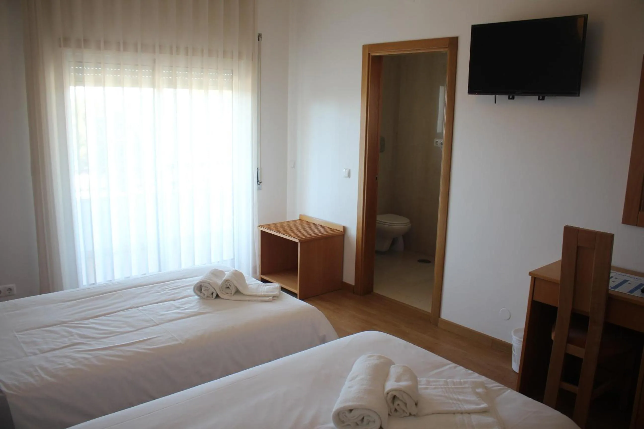 Communal lounge/ TV room, Bed in Hotel Solar da Charneca