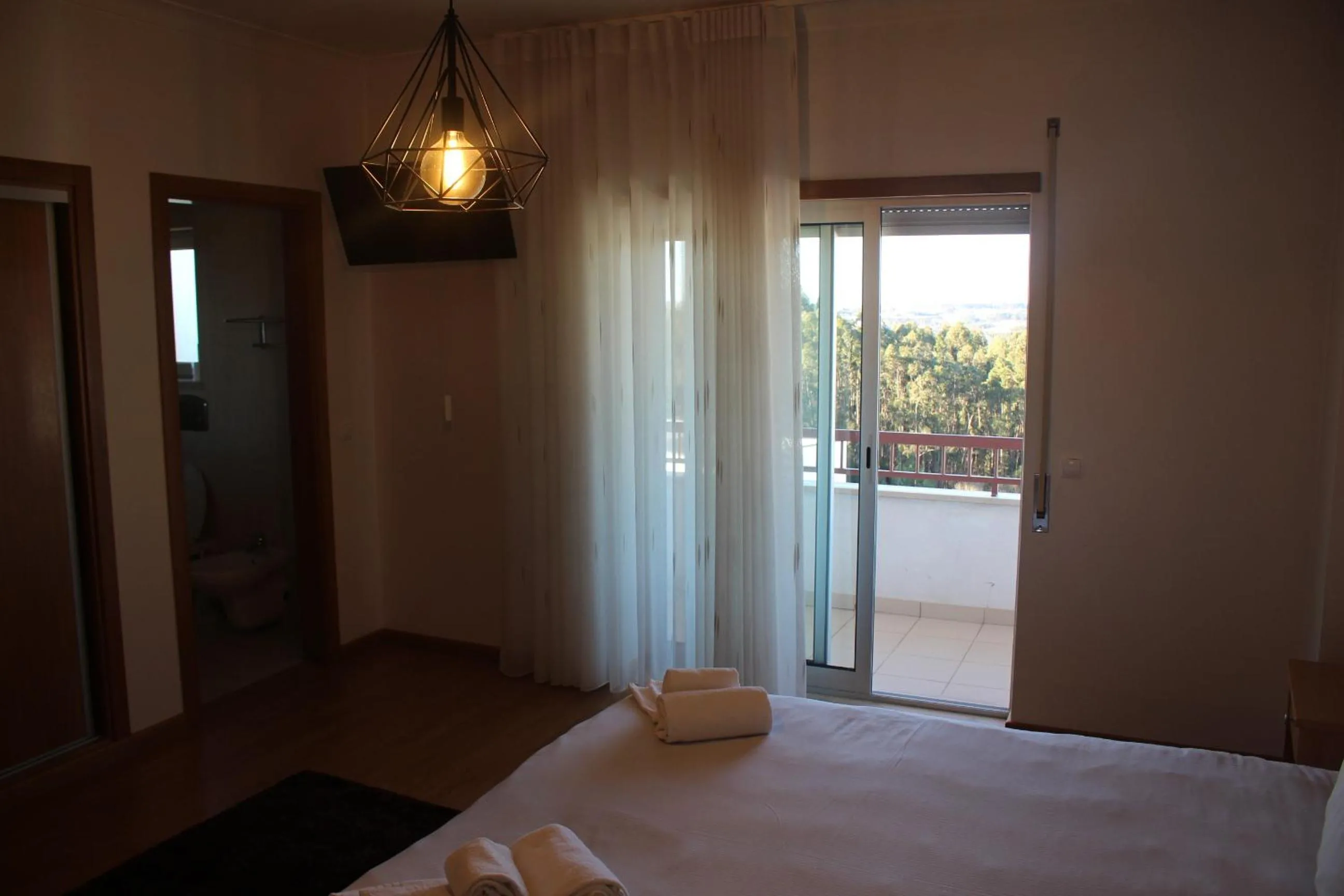 Toilet, Bed in Hotel Solar da Charneca
