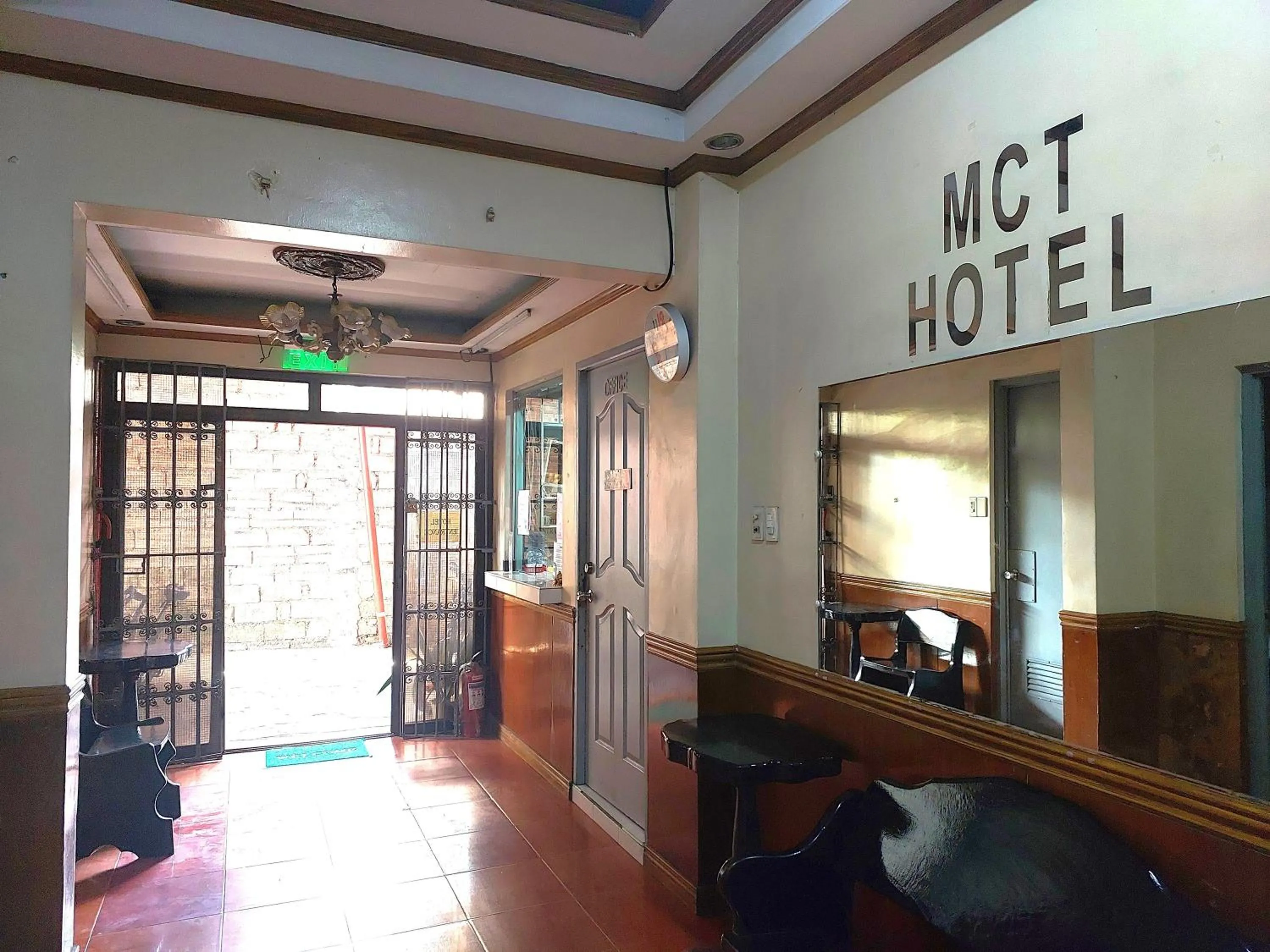 Restaurant/places to eat in MCT Hotel
