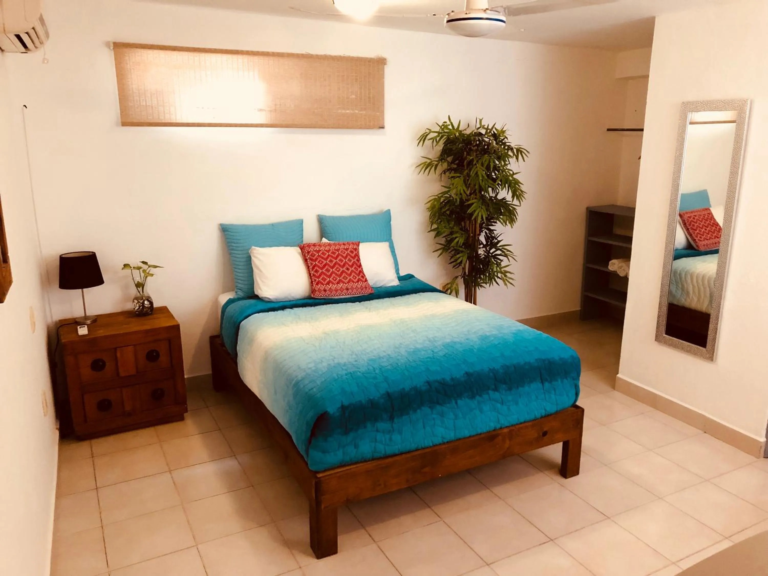 Photo of the whole room, Bed in Casa Alberto Cozumel