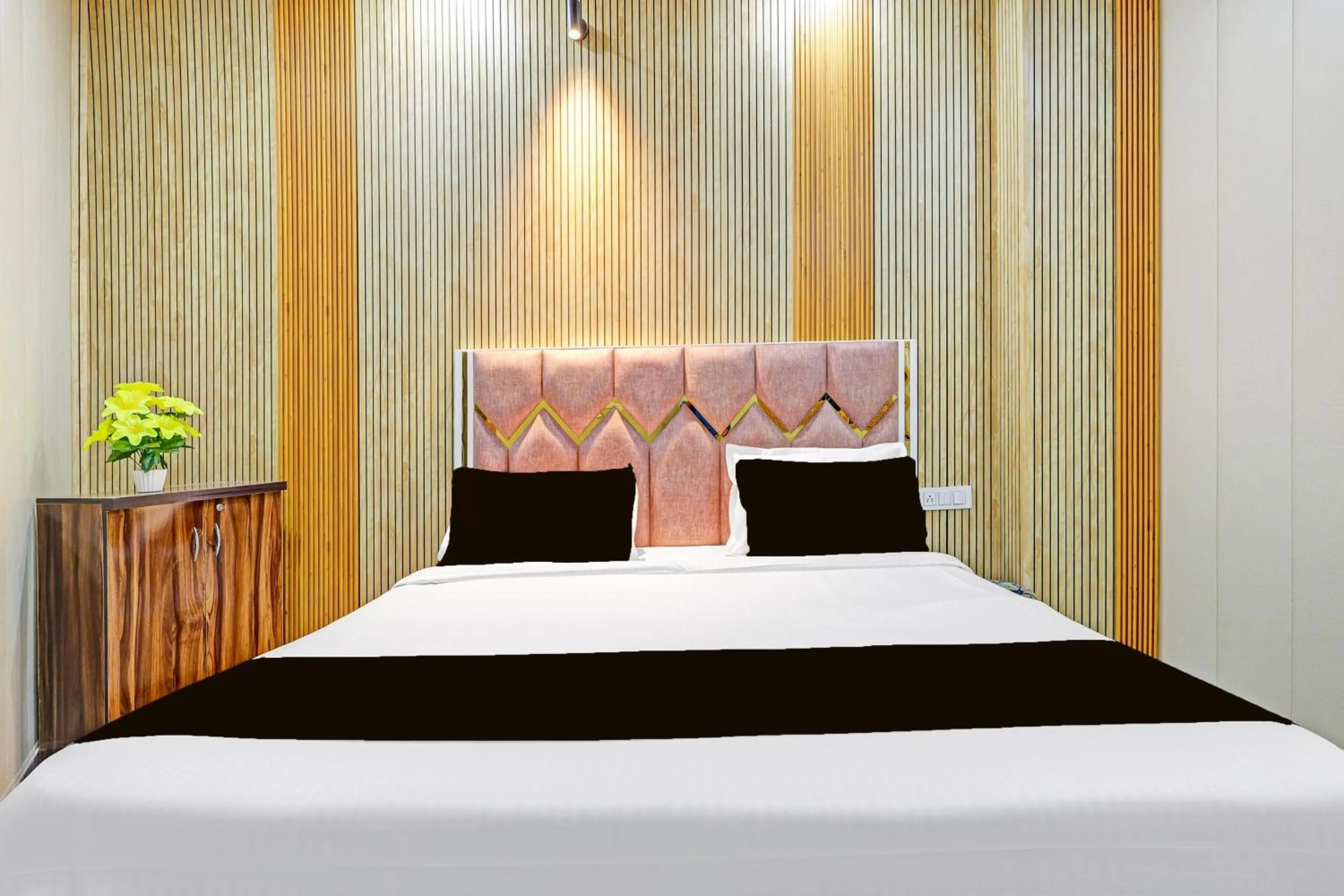 Hotel O Crown Inn
