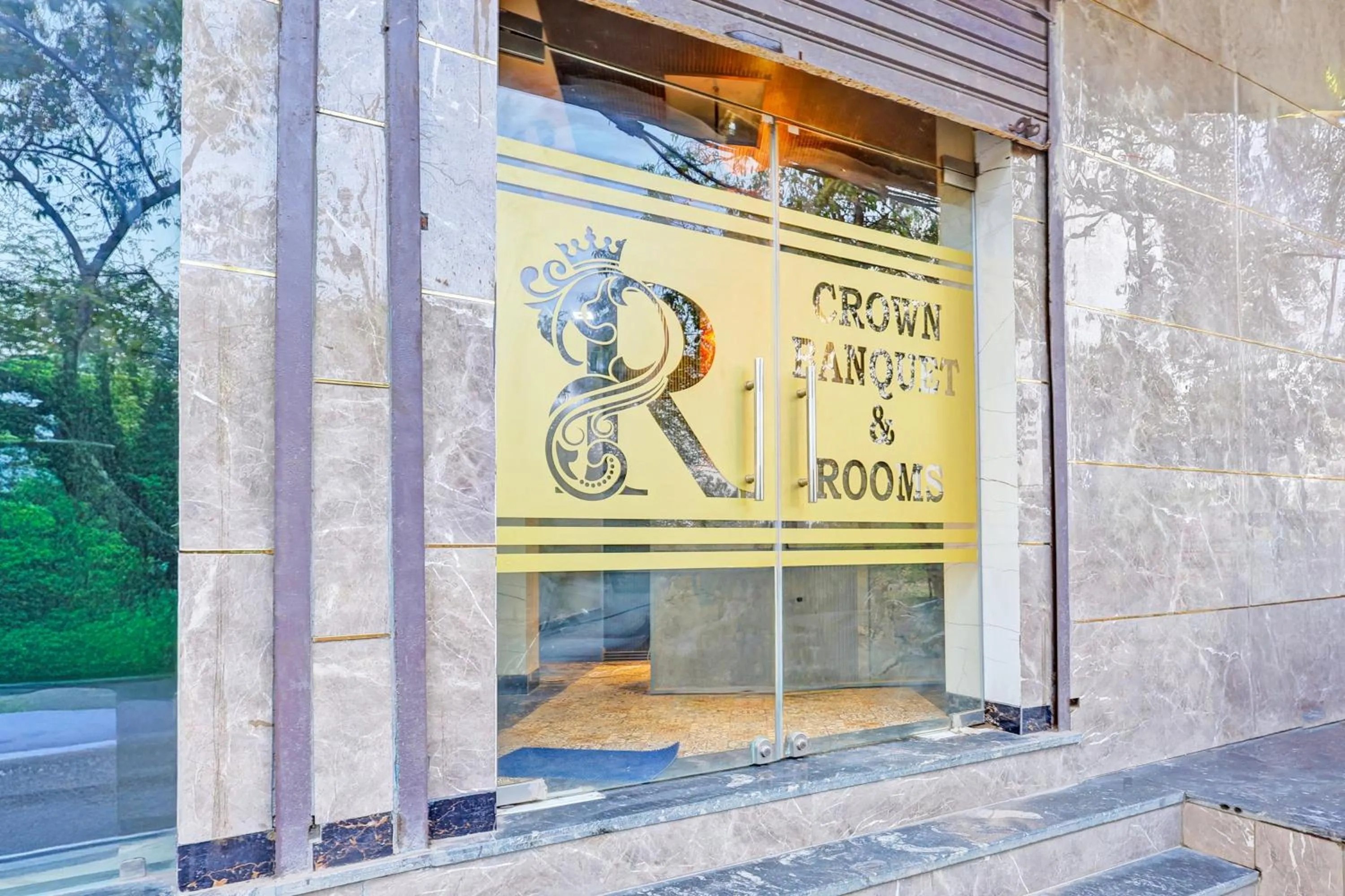 Hotel O Crown Inn