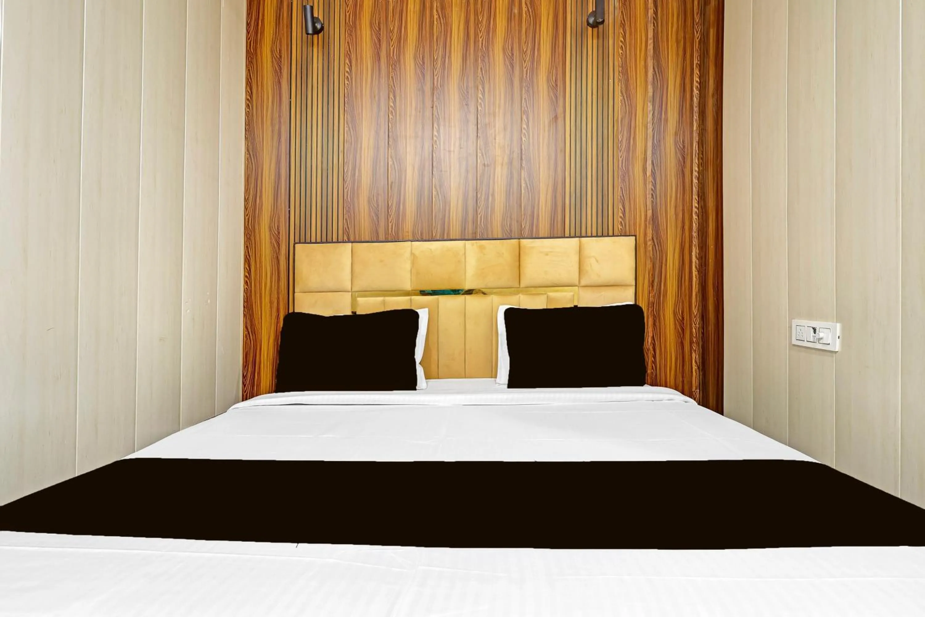Hotel O Crown Inn