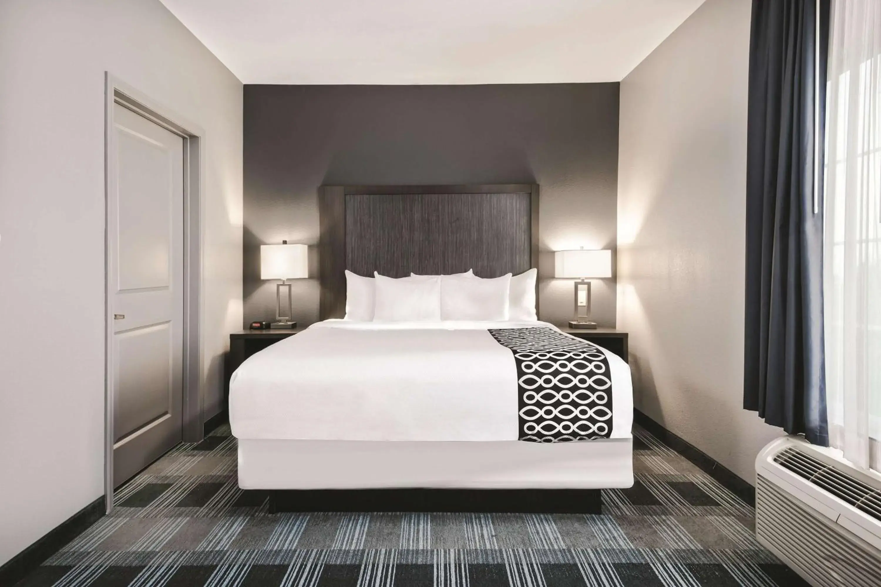 Photo of the whole room, Bed in La Quinta by Wyndham Victoria - South Photo of the whole room, Bed in La Quinta by Wyndham Victoria - South