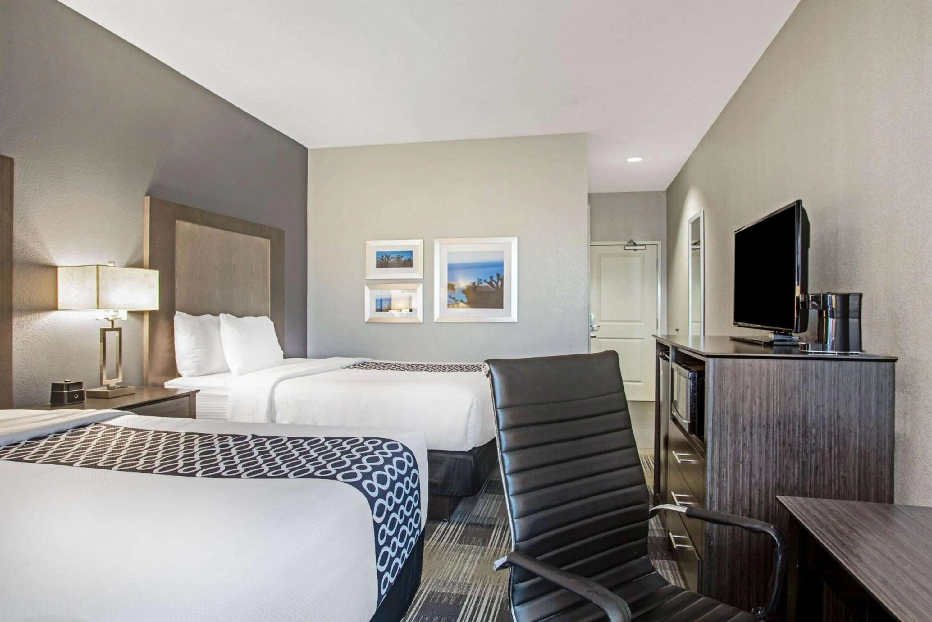 Photo of the whole room, Bed in La Quinta by Wyndham Victoria - South