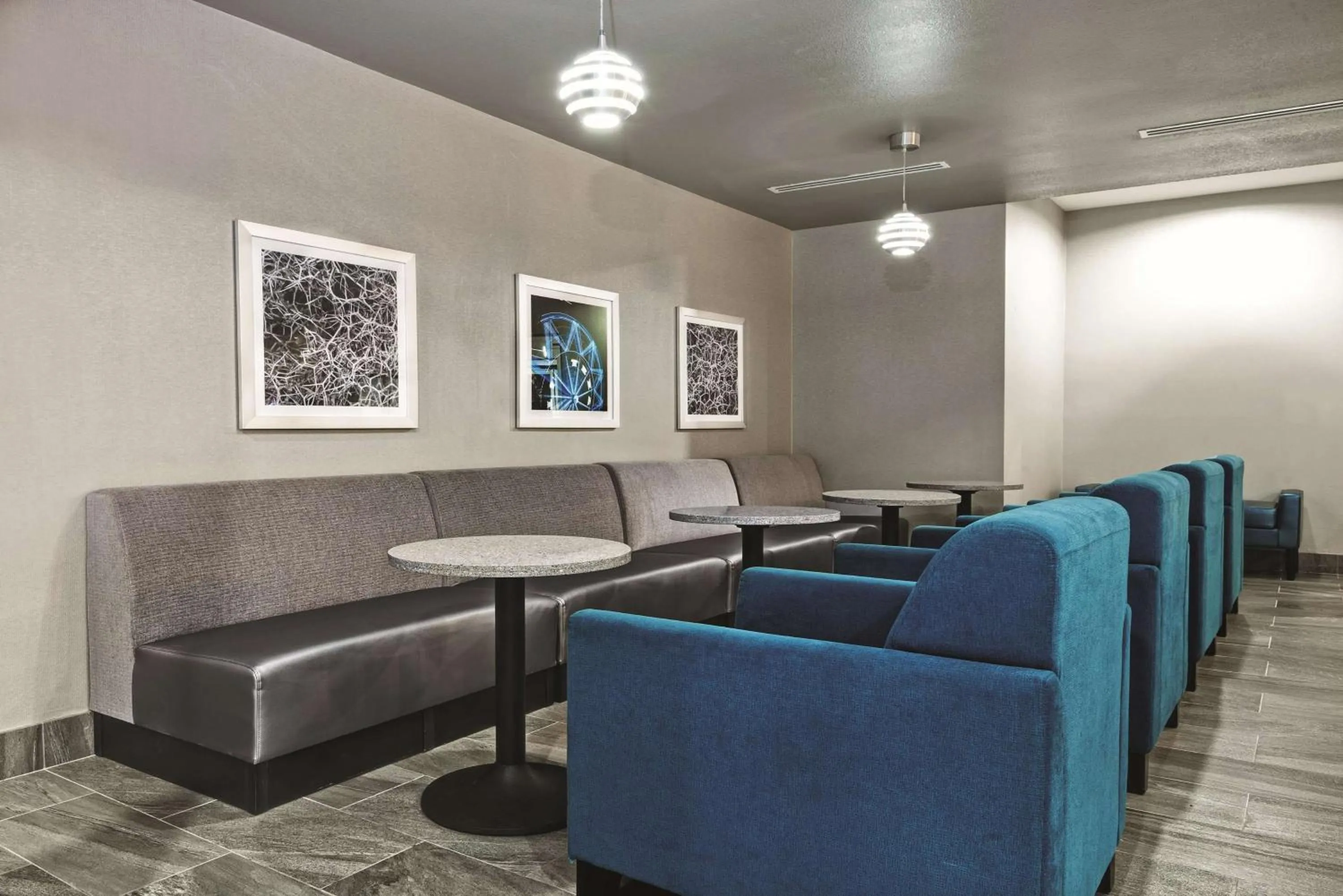 Lobby or reception in La Quinta by Wyndham Victoria - South
