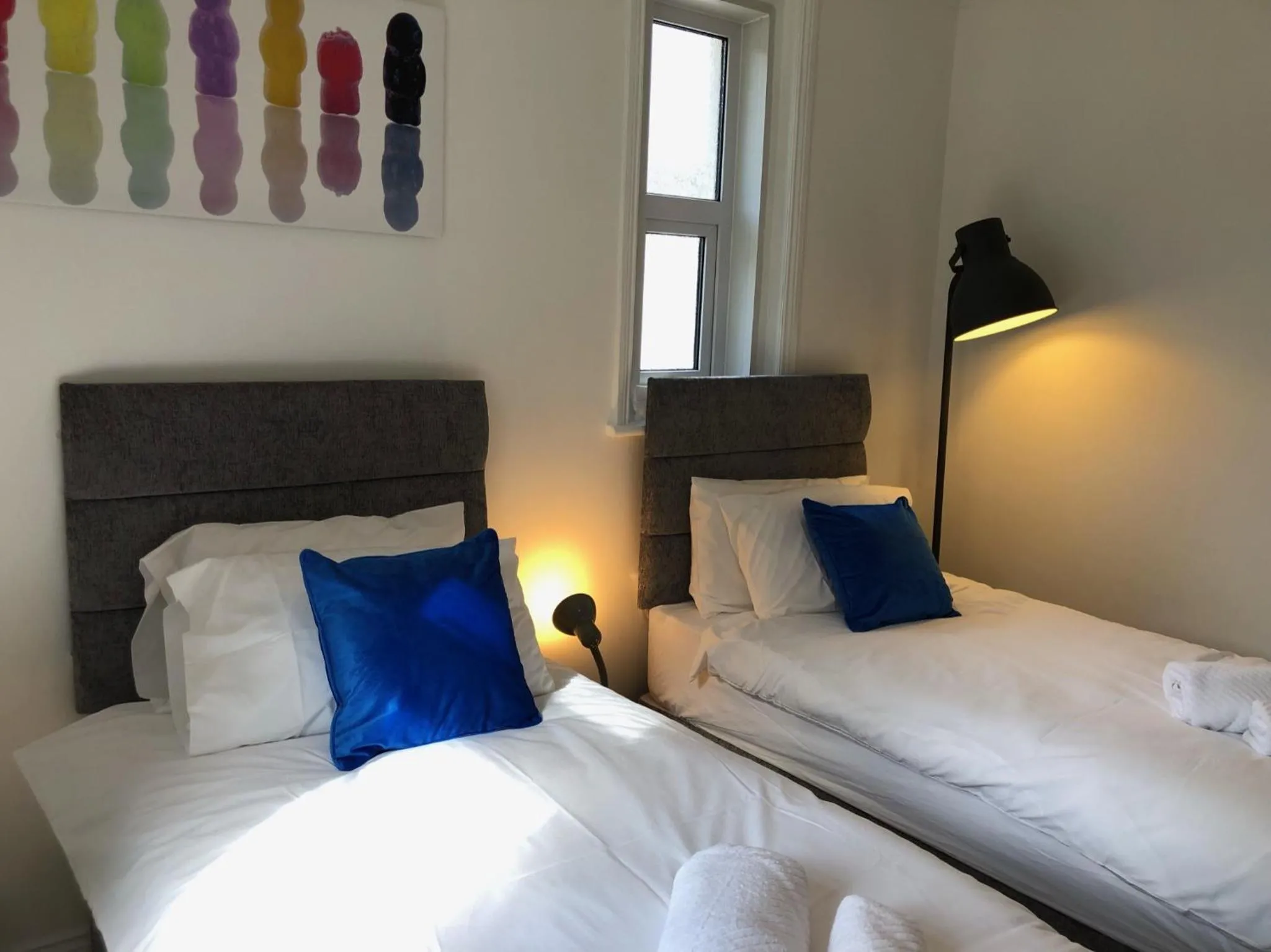 ApartmentSleeps6-Balcony-FreeP-WhiteRabbitRetreat