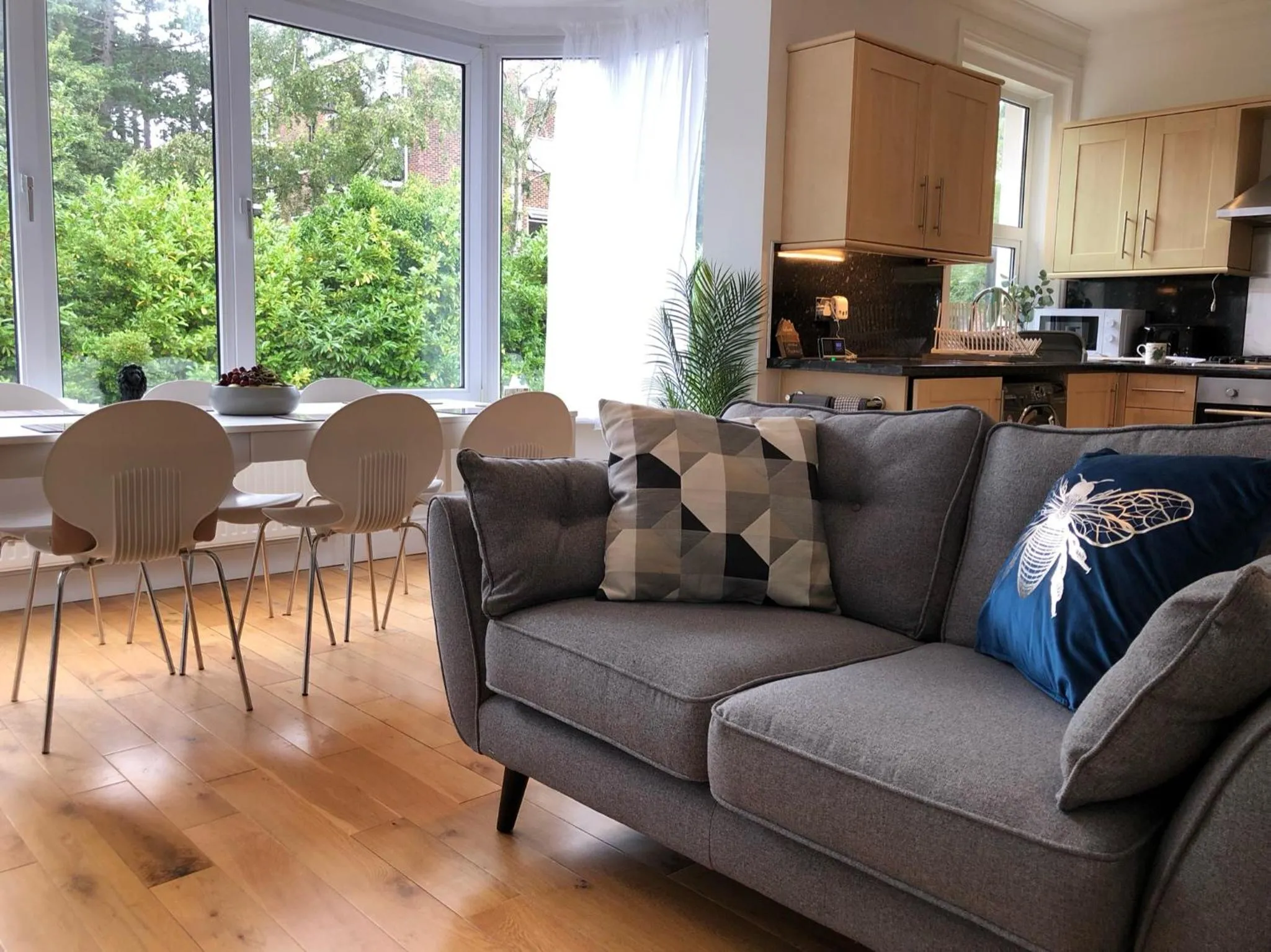 ApartmentSleeps6-Balcony-FreeP-WhiteRabbitRetreat