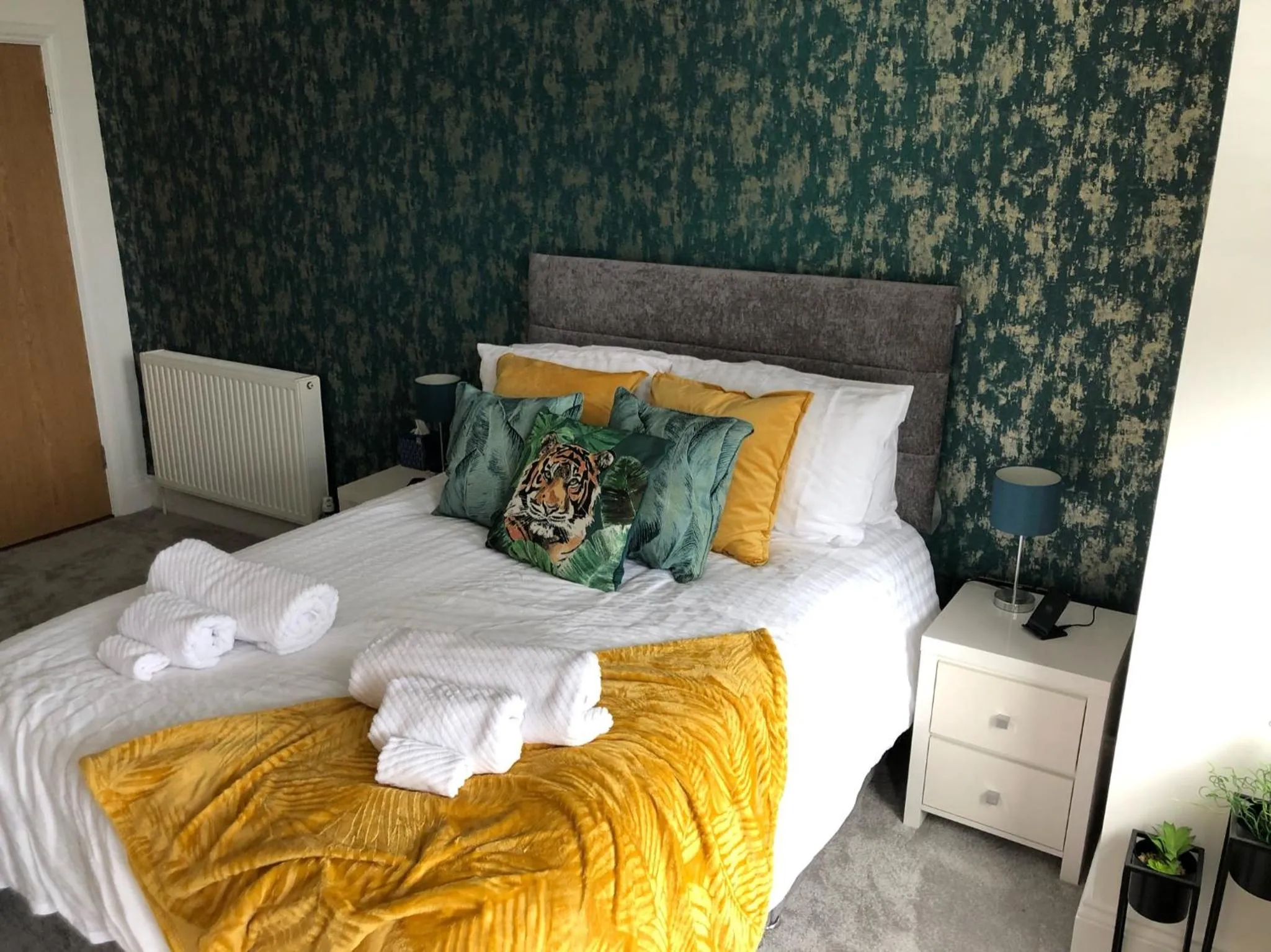 ApartmentSleeps6-Balcony-FreeP-WhiteRabbitRetreat