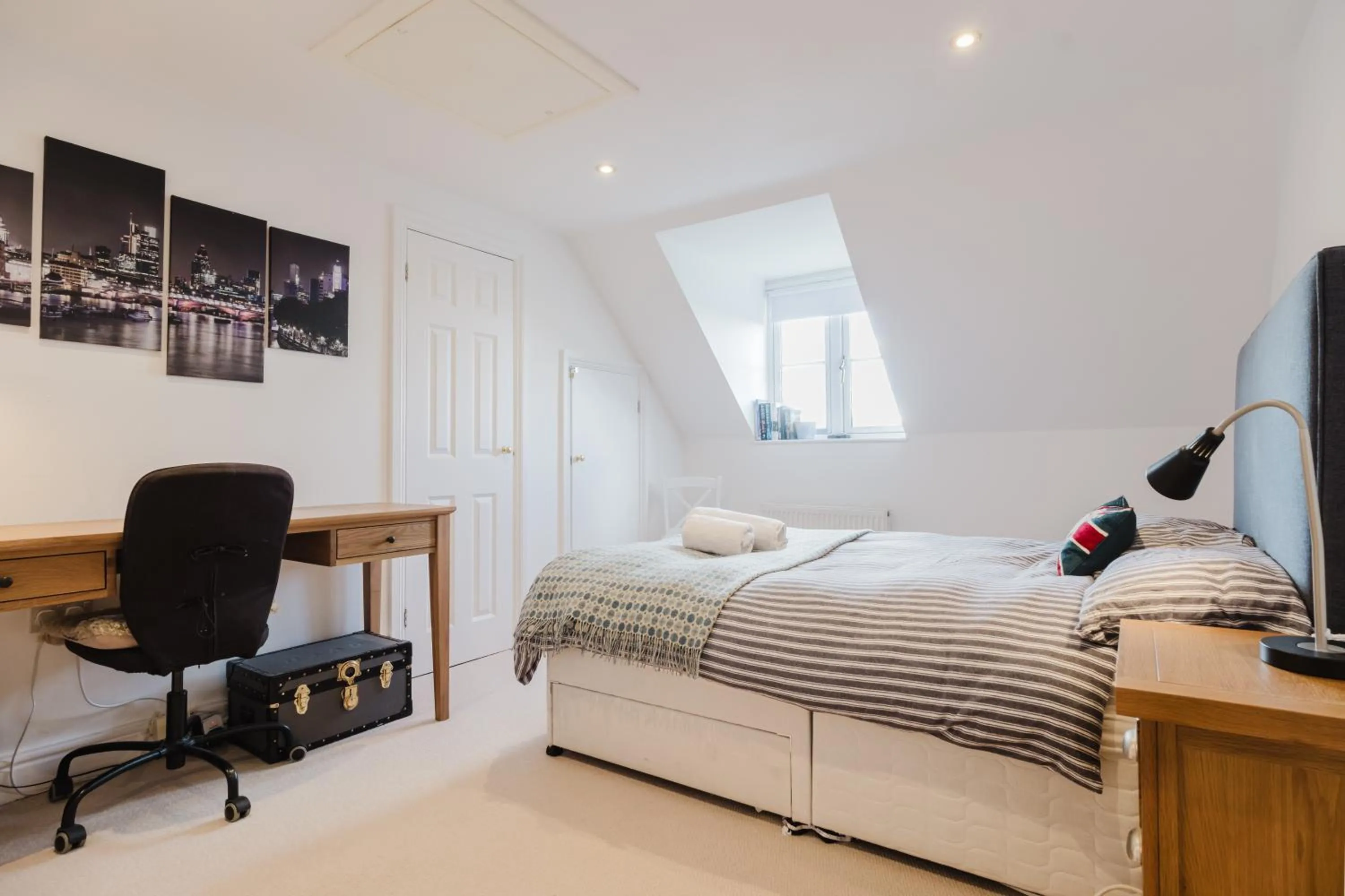 Bed in Stylish Retreat with Private Garden in Tetbury