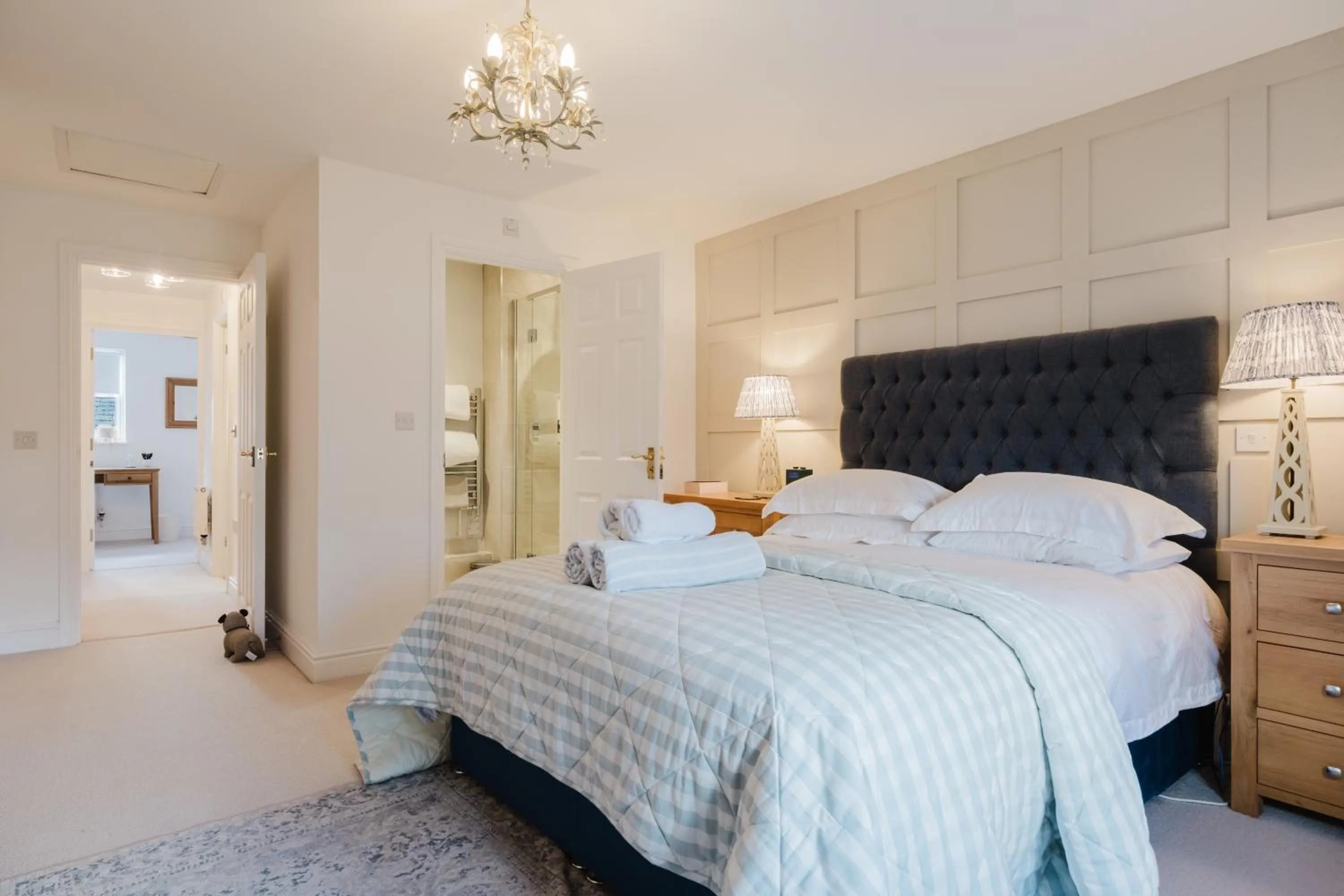 Bed in Stylish Retreat with Private Garden in Tetbury