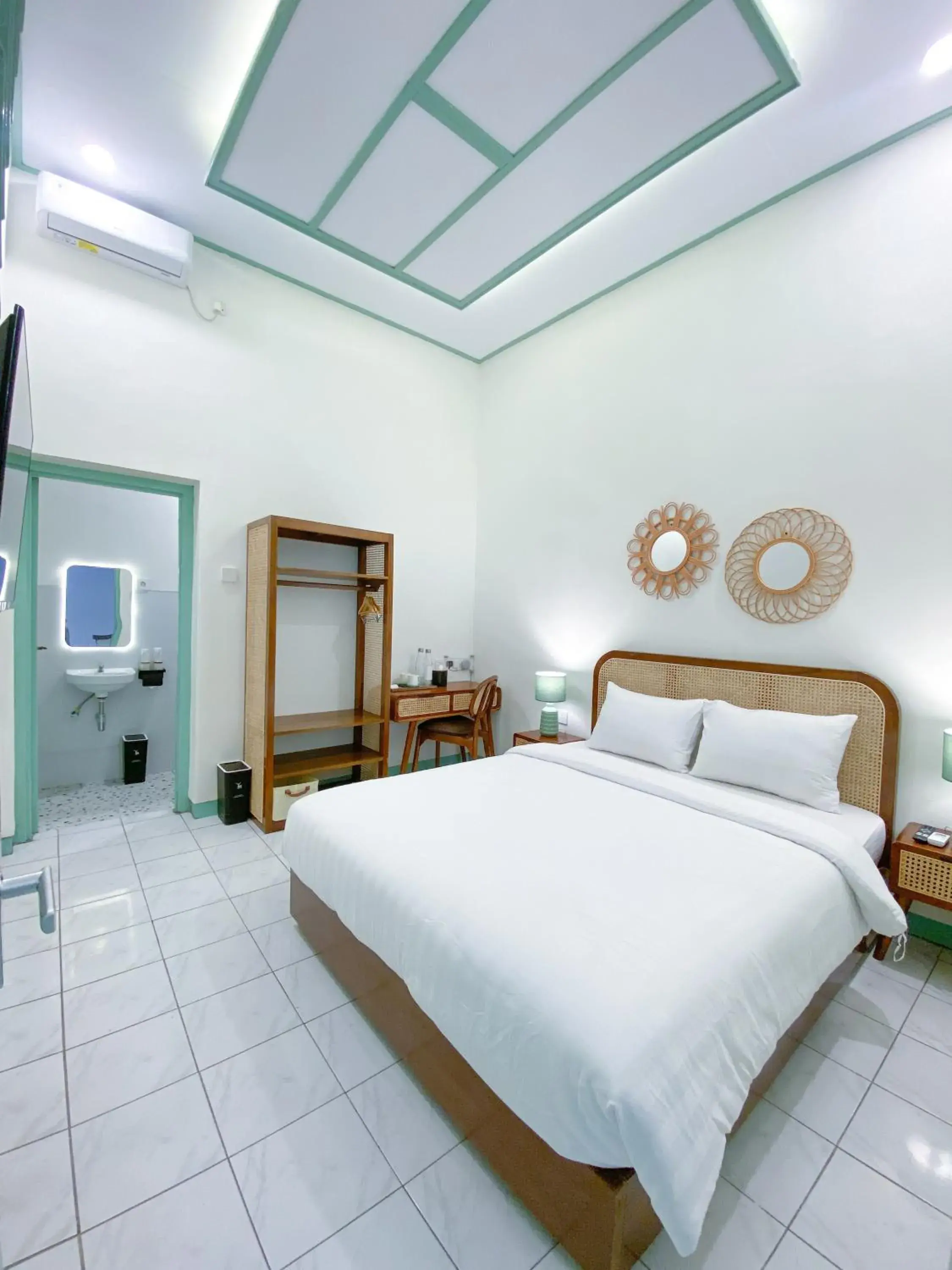 Deluxe Double Room in The Utara Hotel Tugu by Eresha Hospitality Deluxe Double Room in The Utara Hotel Tugu by Eresha Hospitality