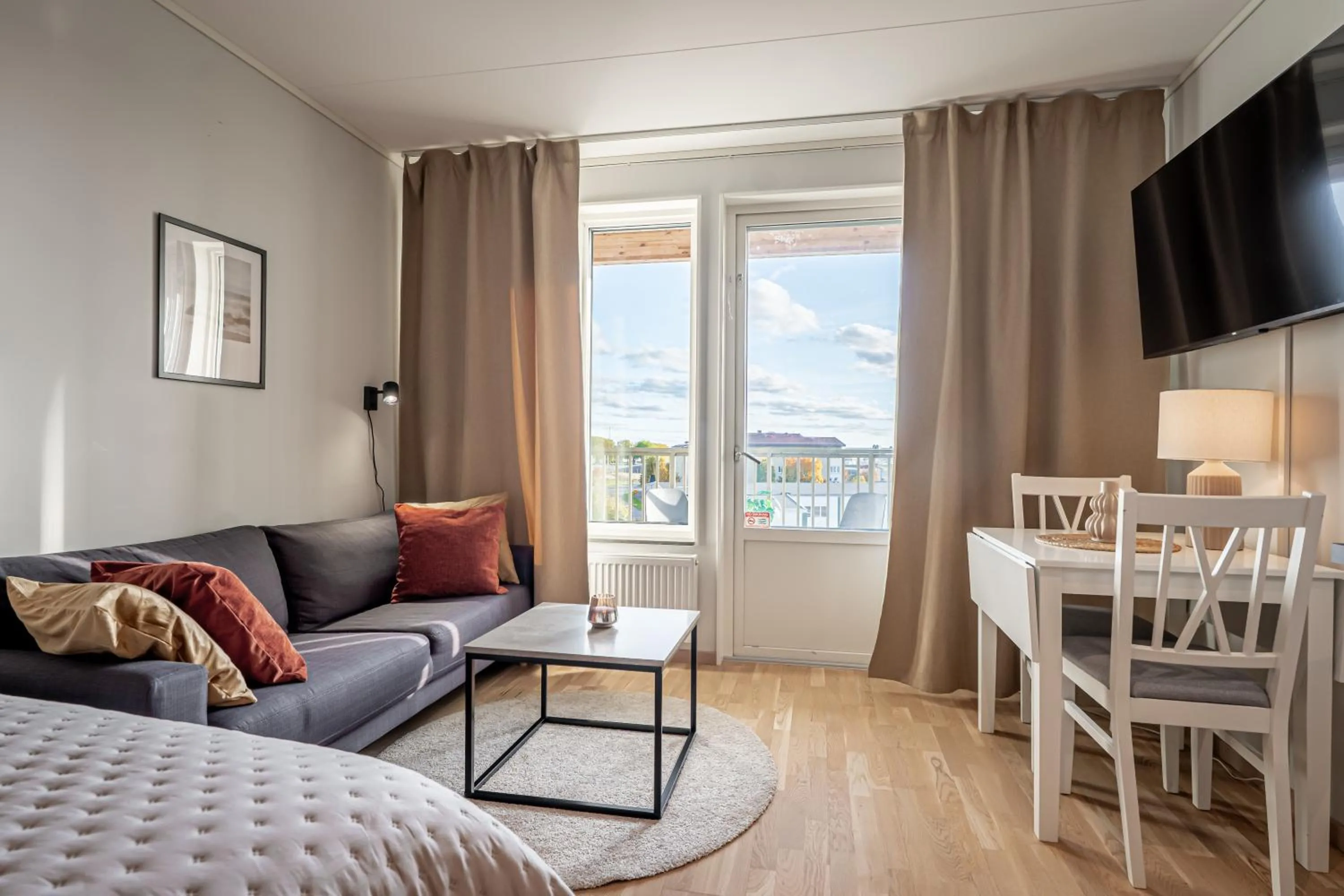 TV and multimedia, Bed in Injoy Premium Hotel Uppsala