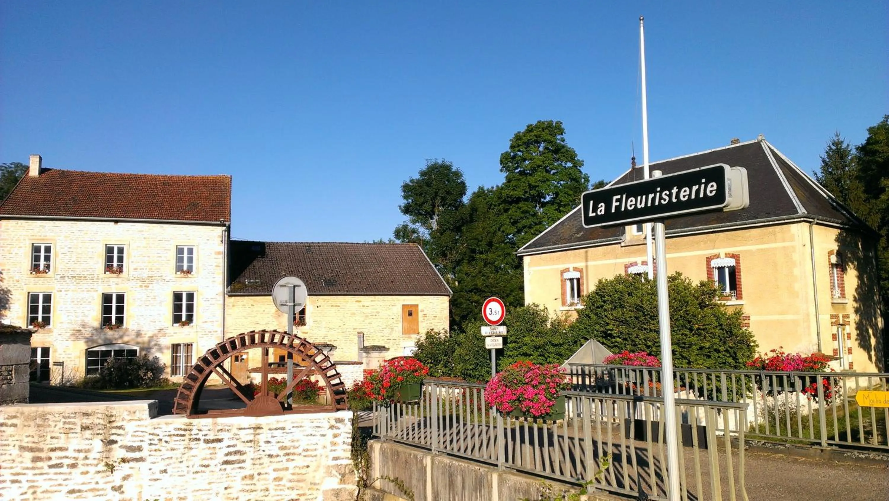 Facade/entrance in Moulin de la Fleuristerie