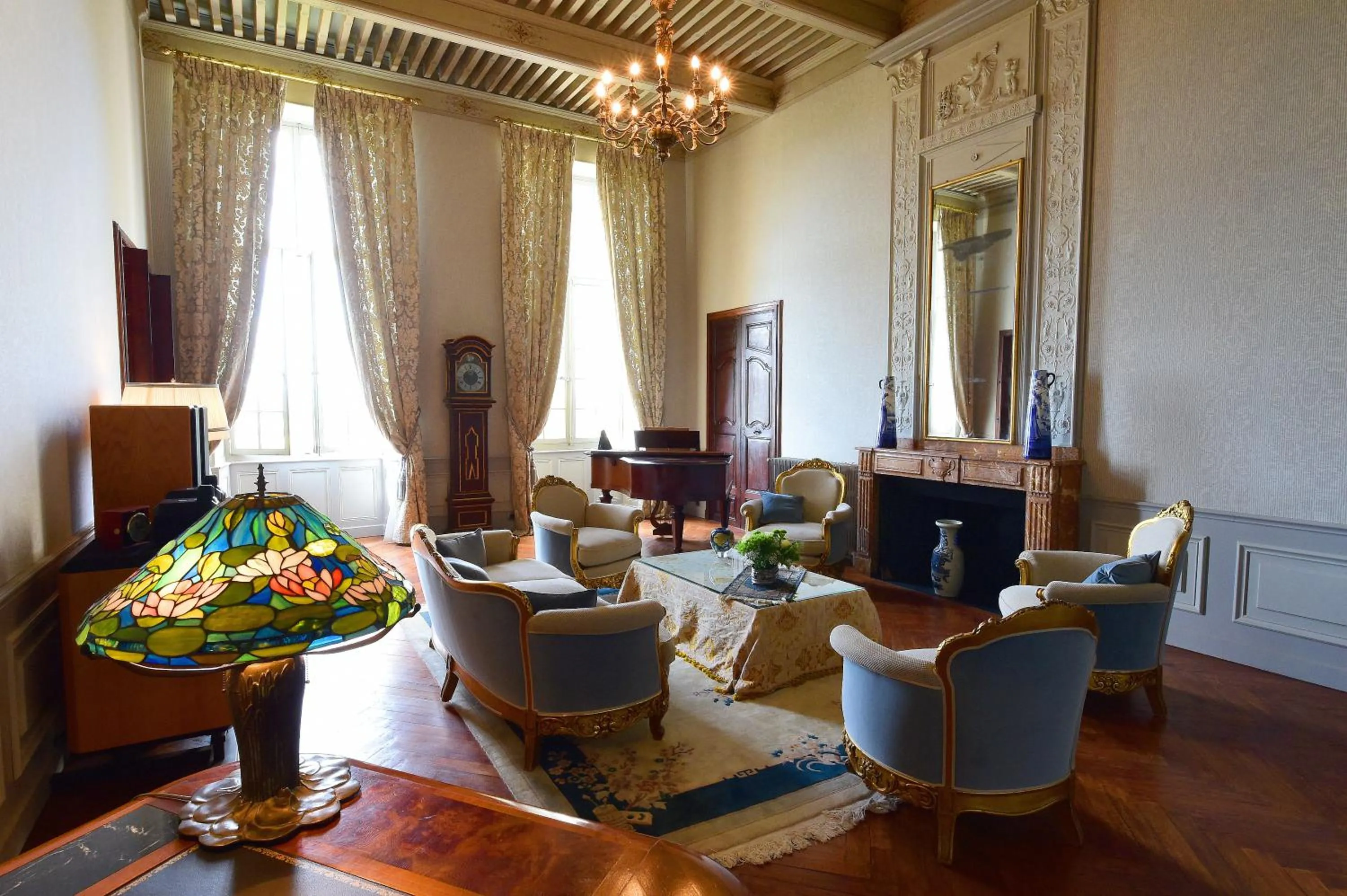 Communal lounge/ TV room in Chateau de Paraza
