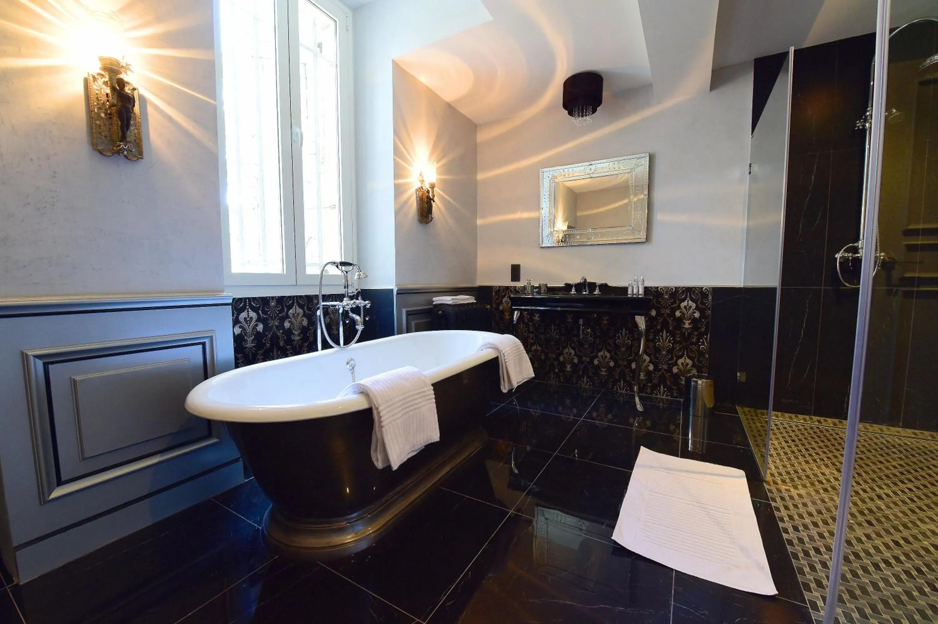 Shower in Chateau de Paraza