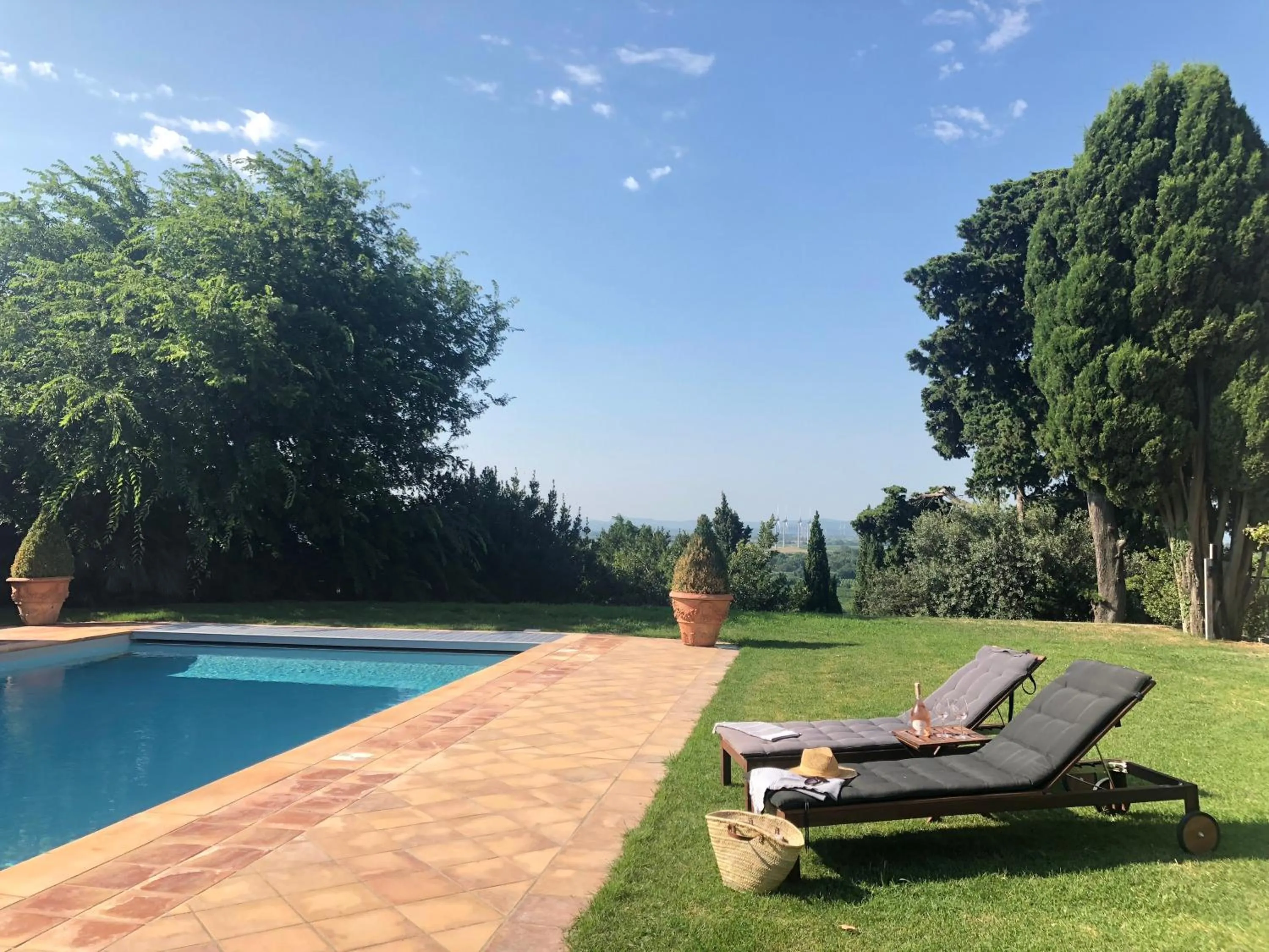 Pool view in Chateau de Paraza