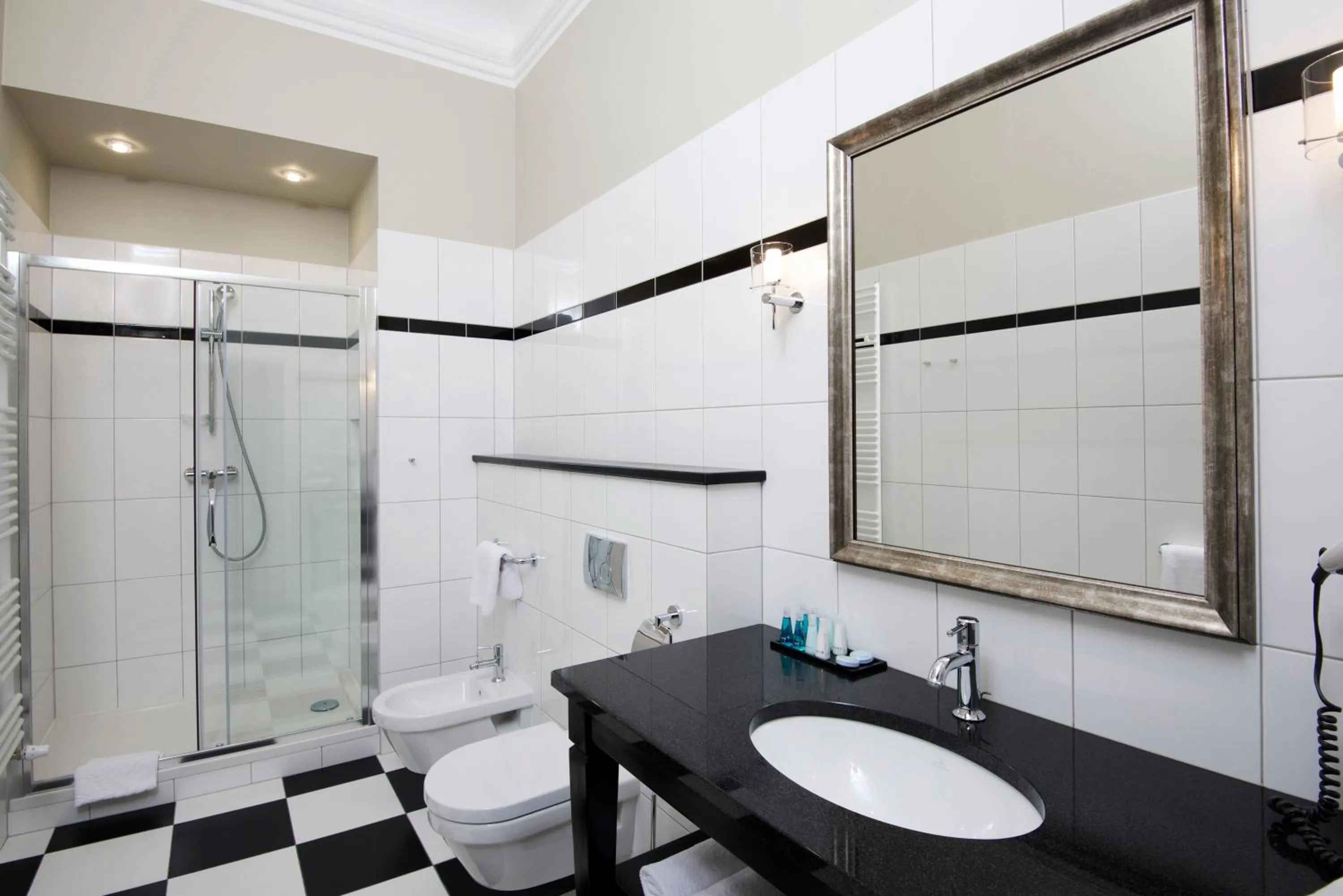 Bathroom in Zamek Karpniki Schloss Fischbach