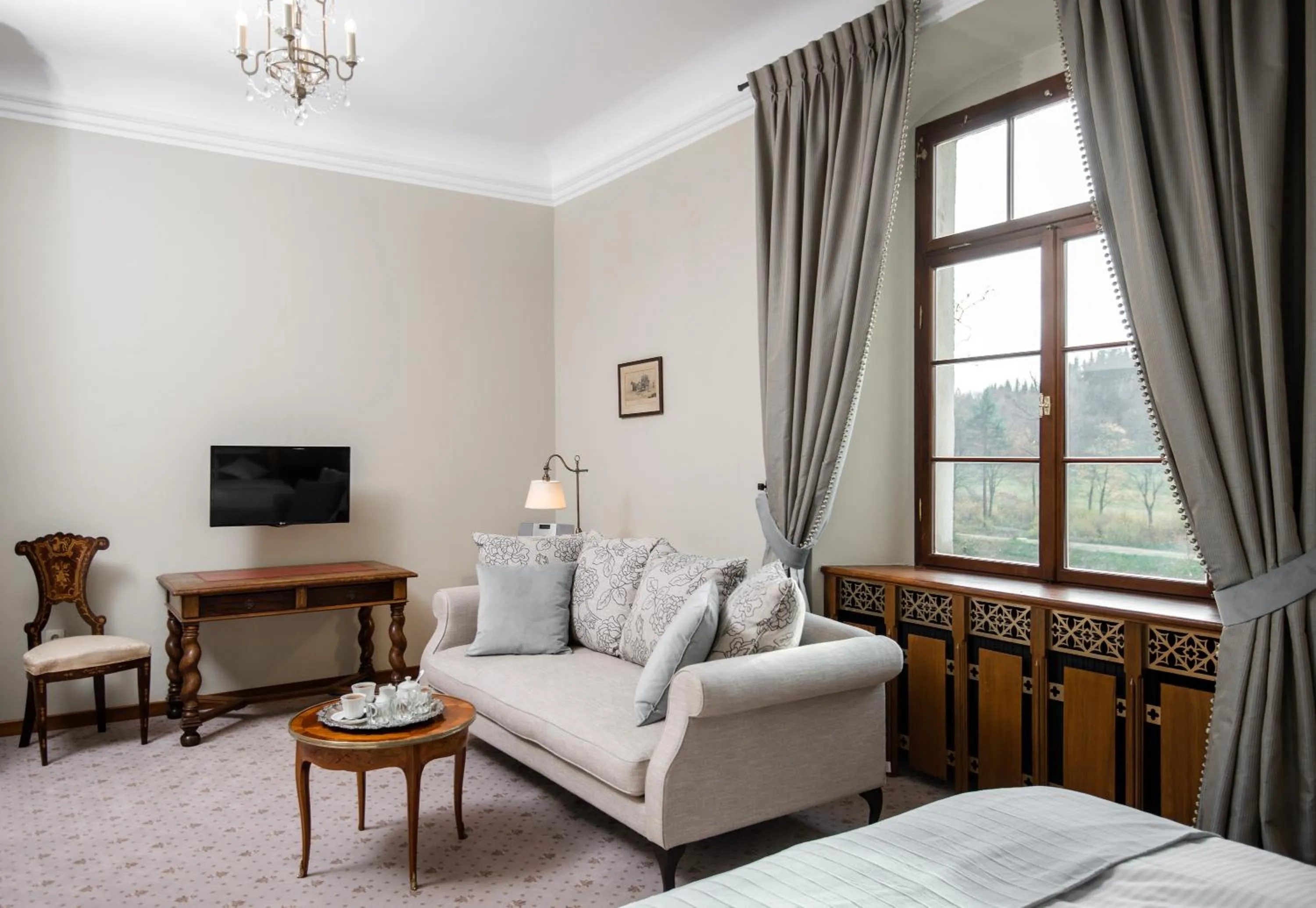 Photo of the whole room, Bed in Zamek Karpniki Schloss Fischbach