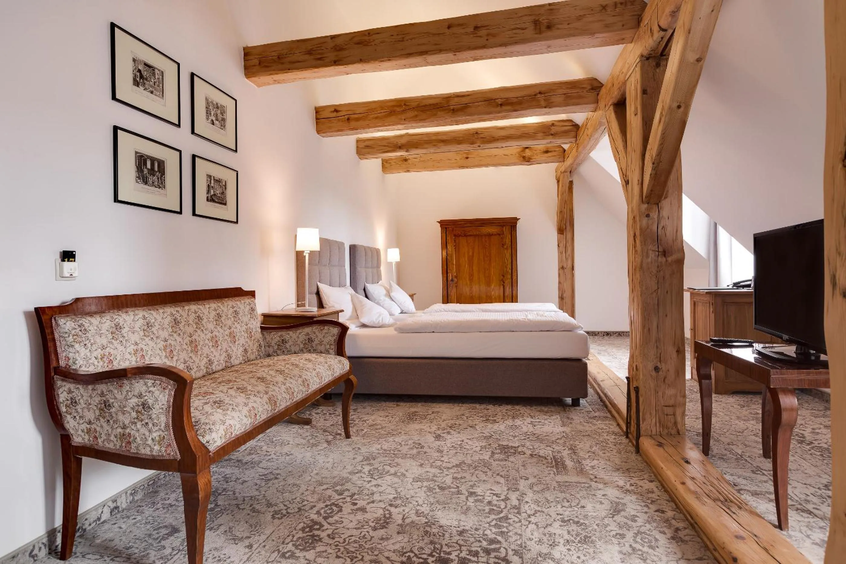 Photo of the whole room, Bed in Zamek Karpniki Schloss Fischbach