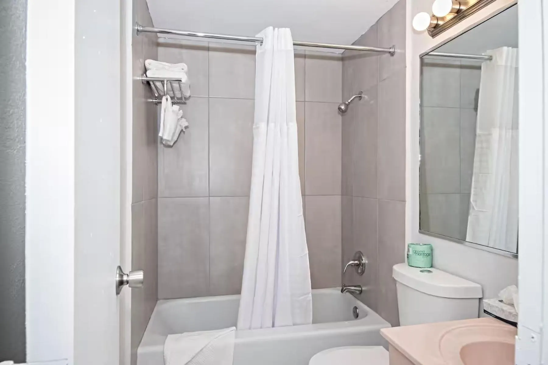 Bathroom in Palm Tree Inn Altamonte Springs Orlando