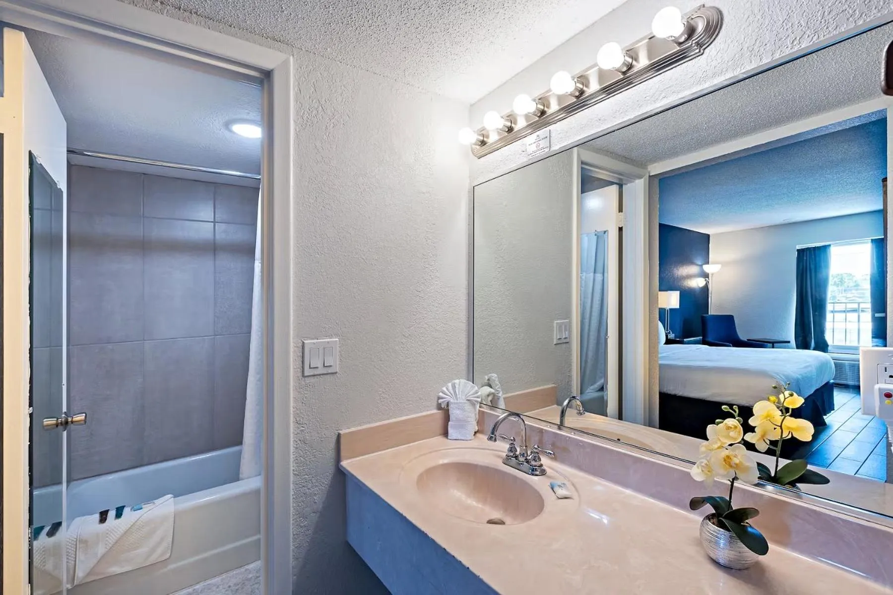 Bathroom in Palm Tree Inn Altamonte Springs Orlando