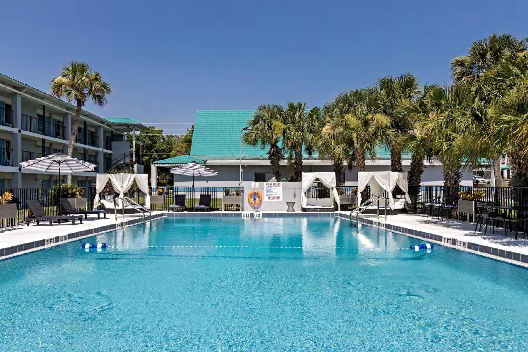 Swimming pool in Palm Tree Inn Altamonte Springs Orlando