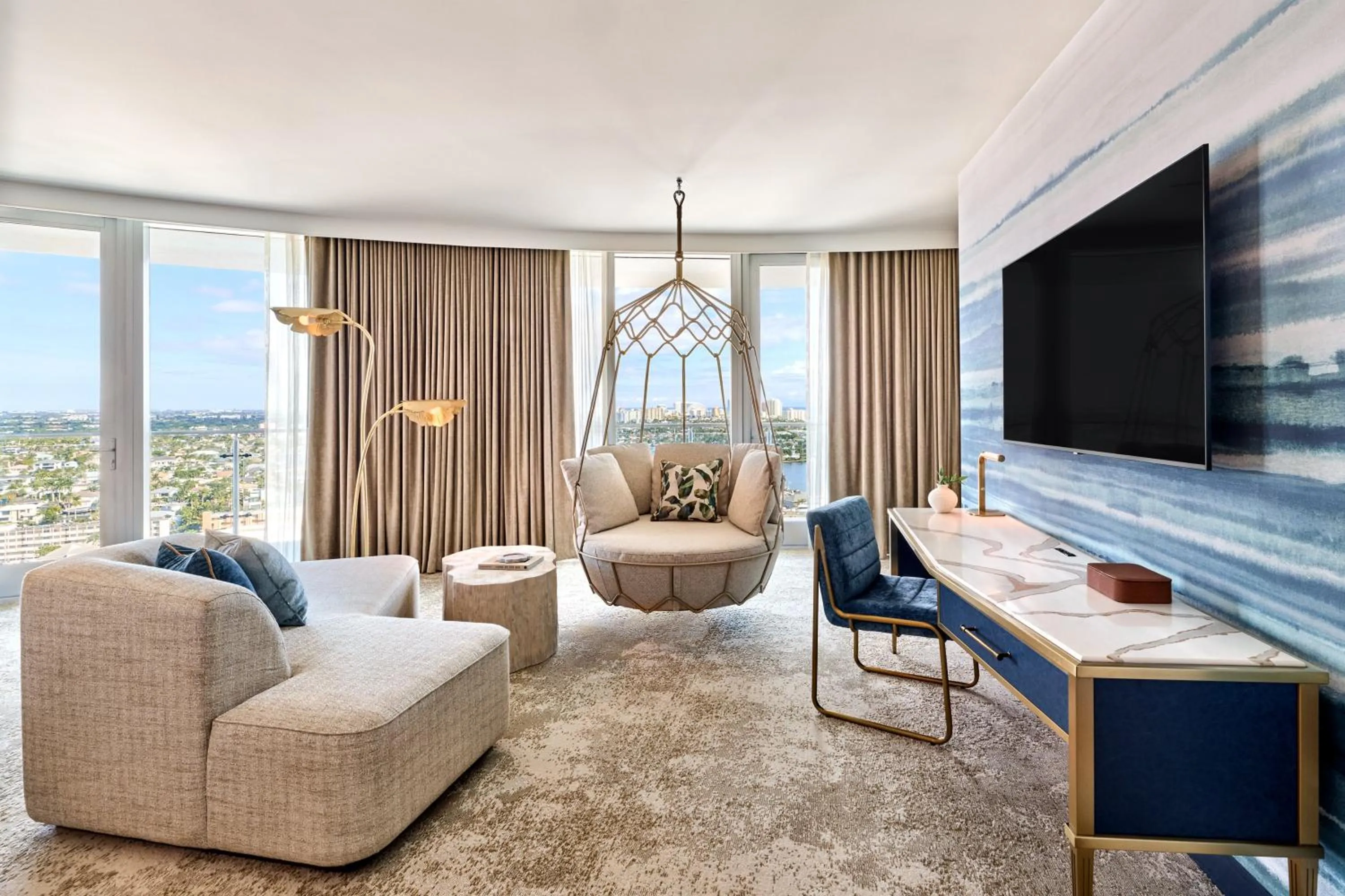 Living room in Omni Fort Lauderdale Hotel