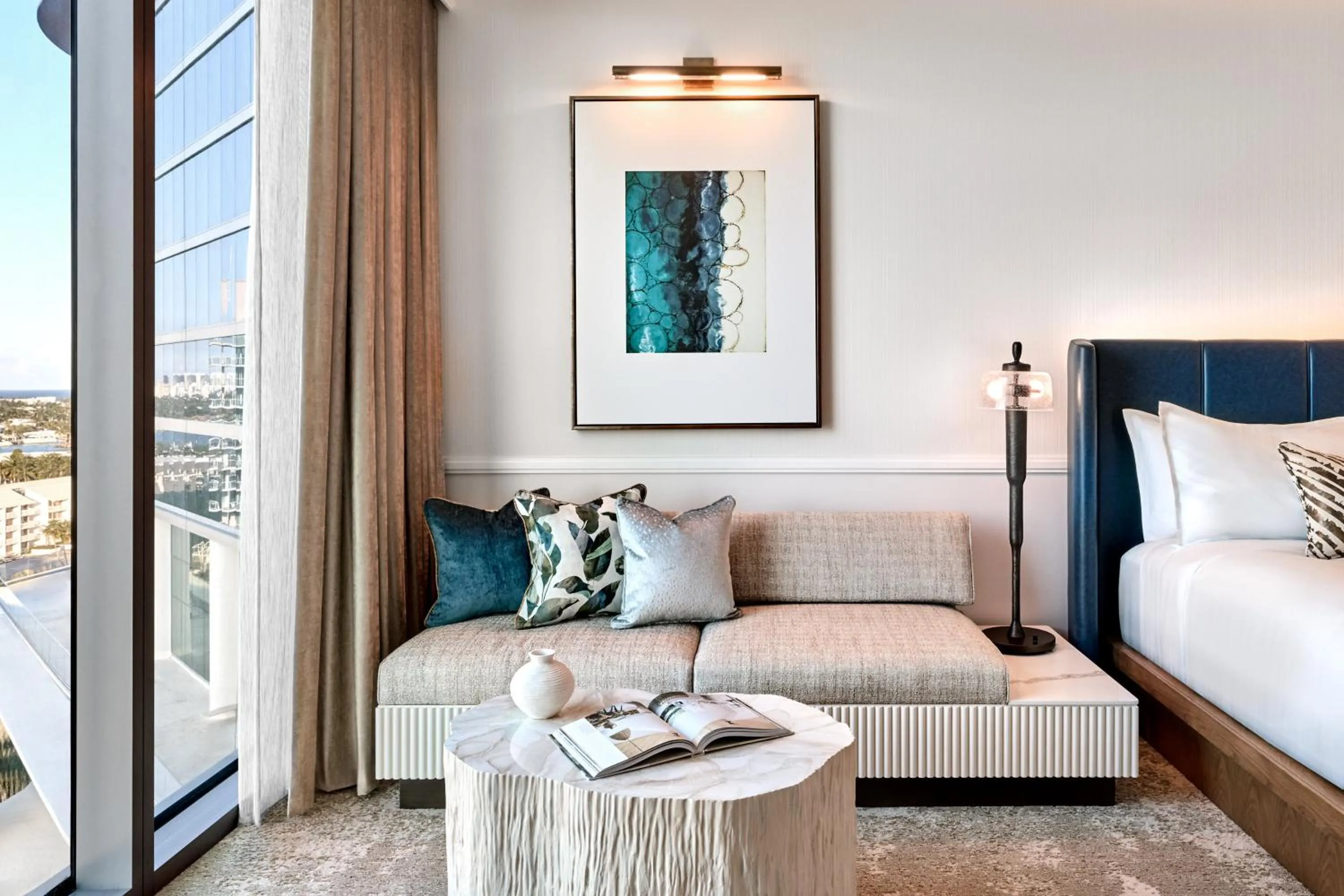 Living room, Bed in Omni Fort Lauderdale Hotel