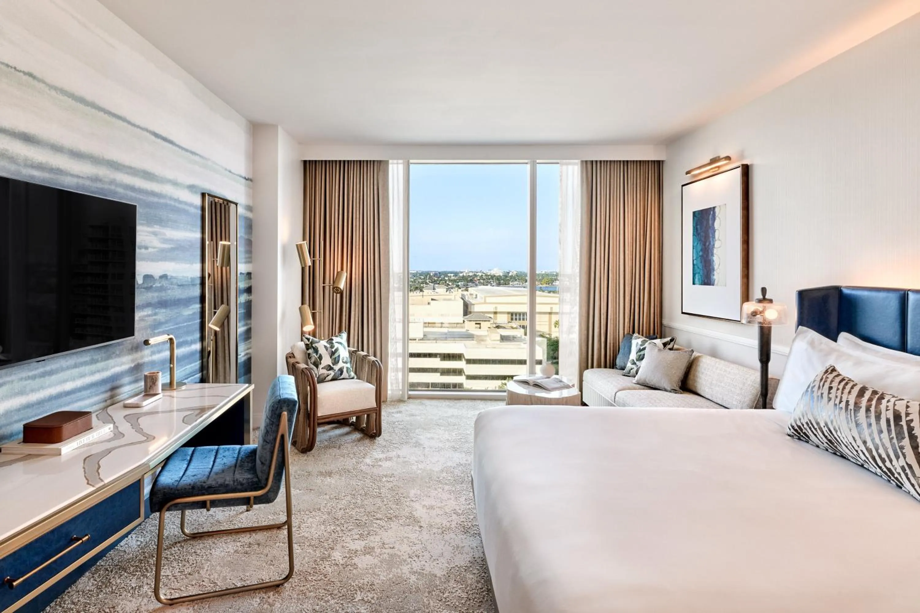 Photo of the whole room, Bed in Omni Fort Lauderdale Hotel