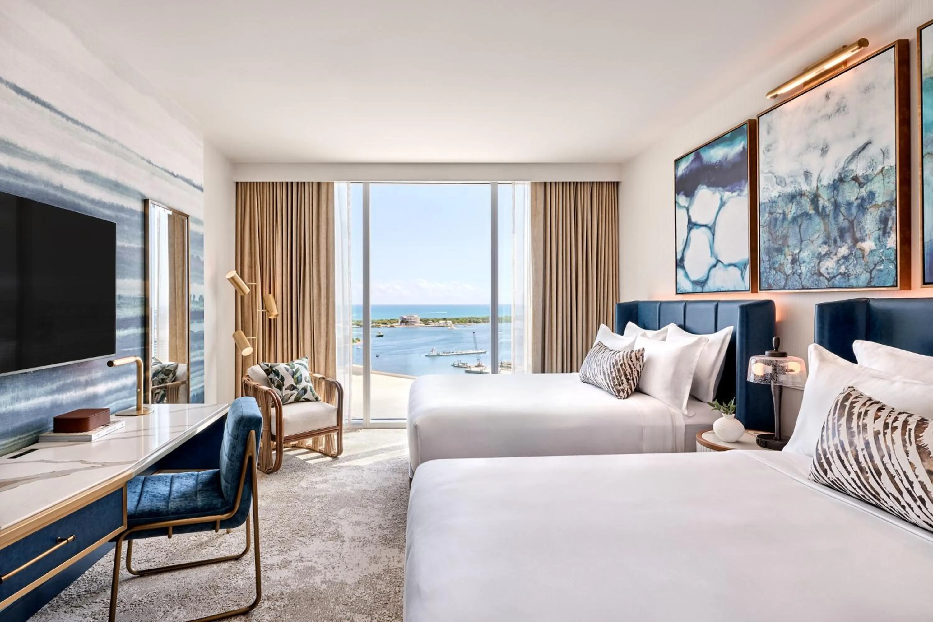 Photo of the whole room, Bed in Omni Fort Lauderdale Hotel