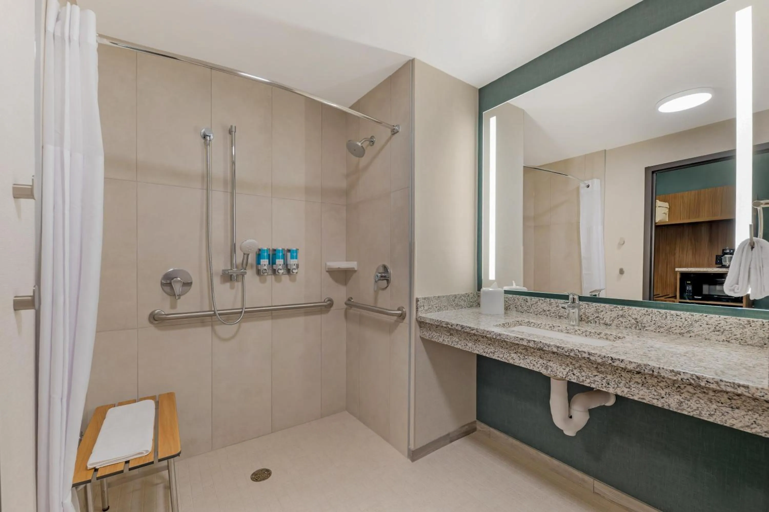 Bathroom in Drury Plaza Hotel Lincoln Downtown