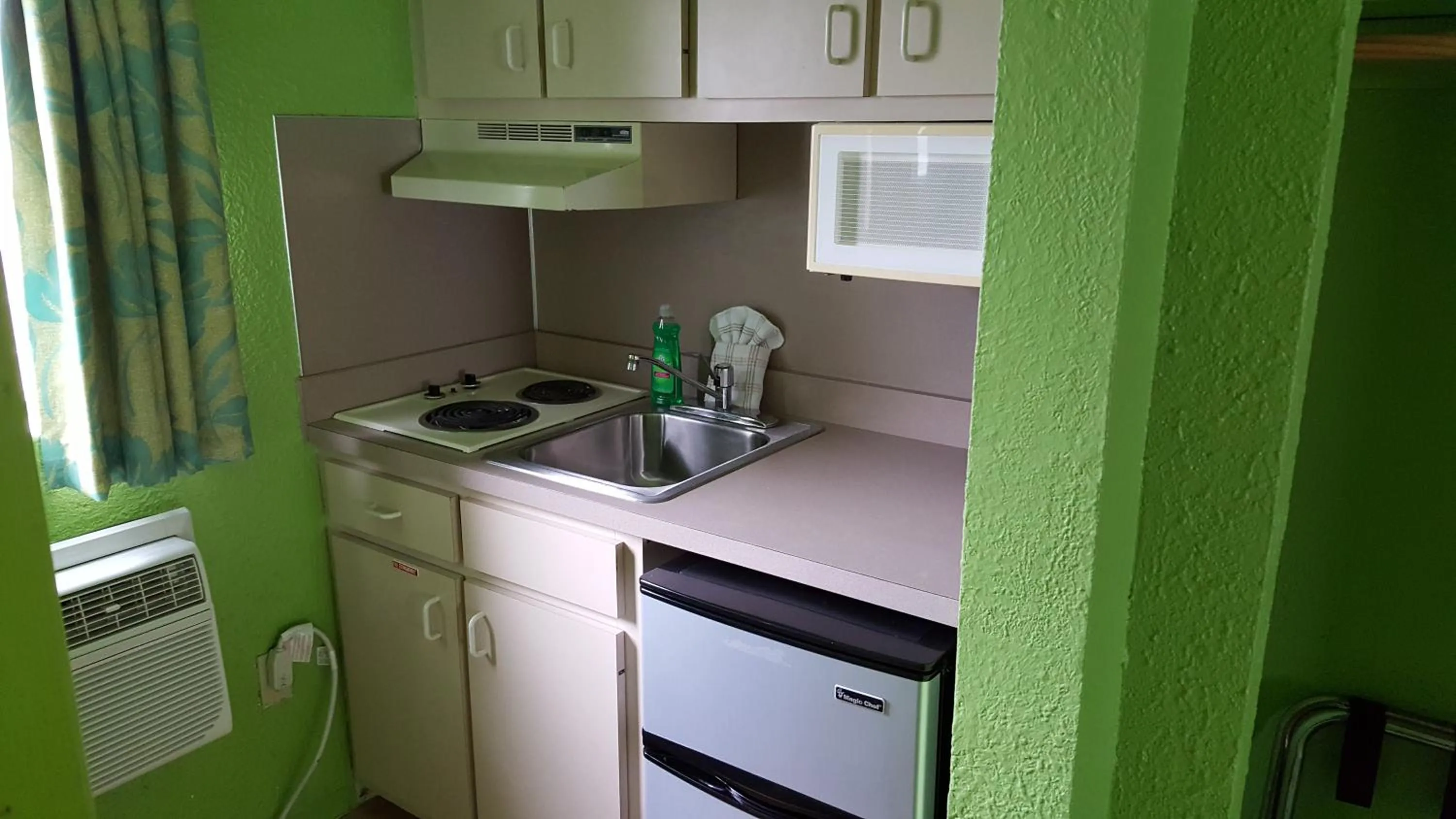 Kitchen or kitchenette in Caribbean Motel
