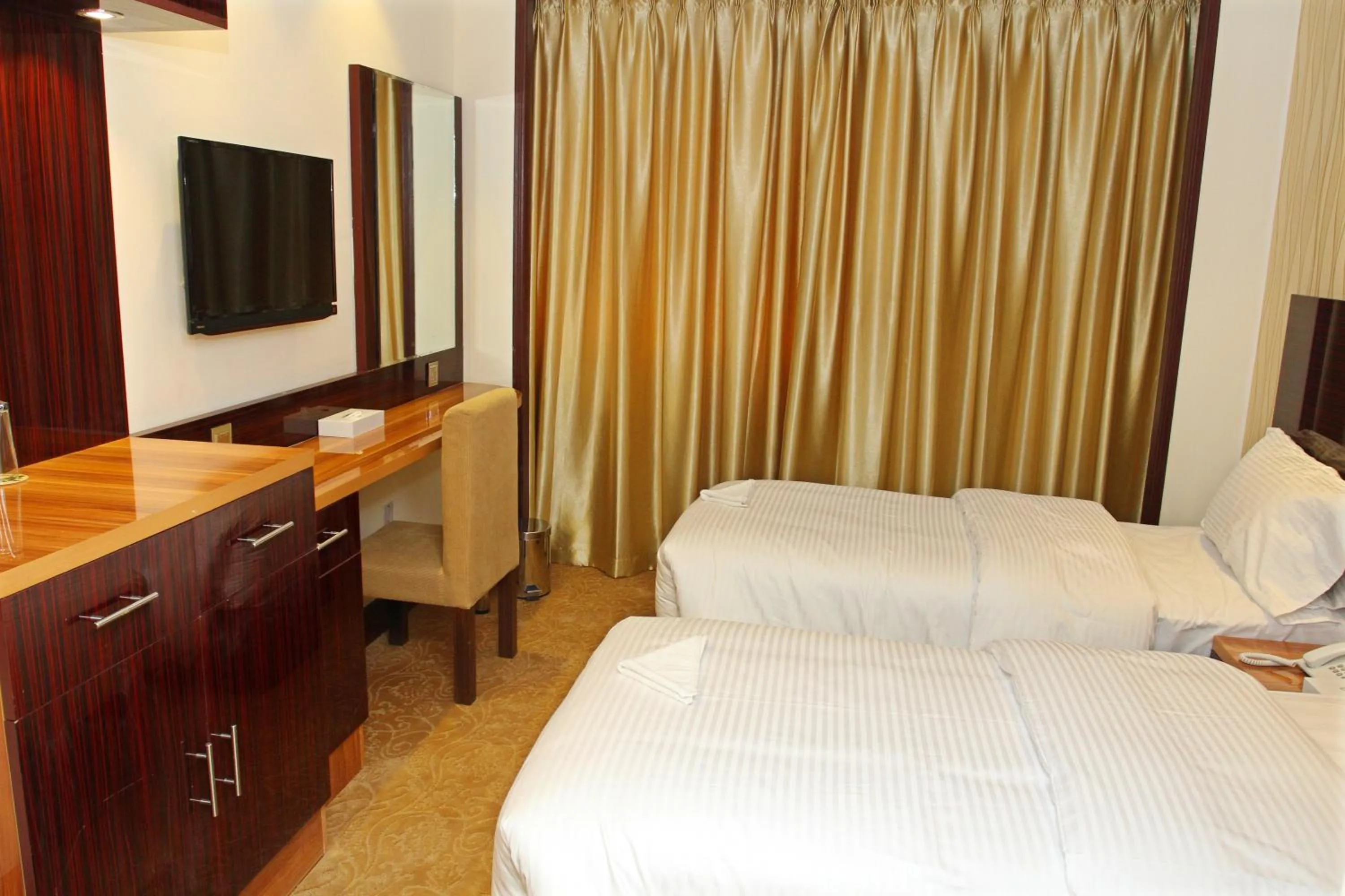 bunk bed, TV/Entertainment Center in Fal Hotel L.L.C