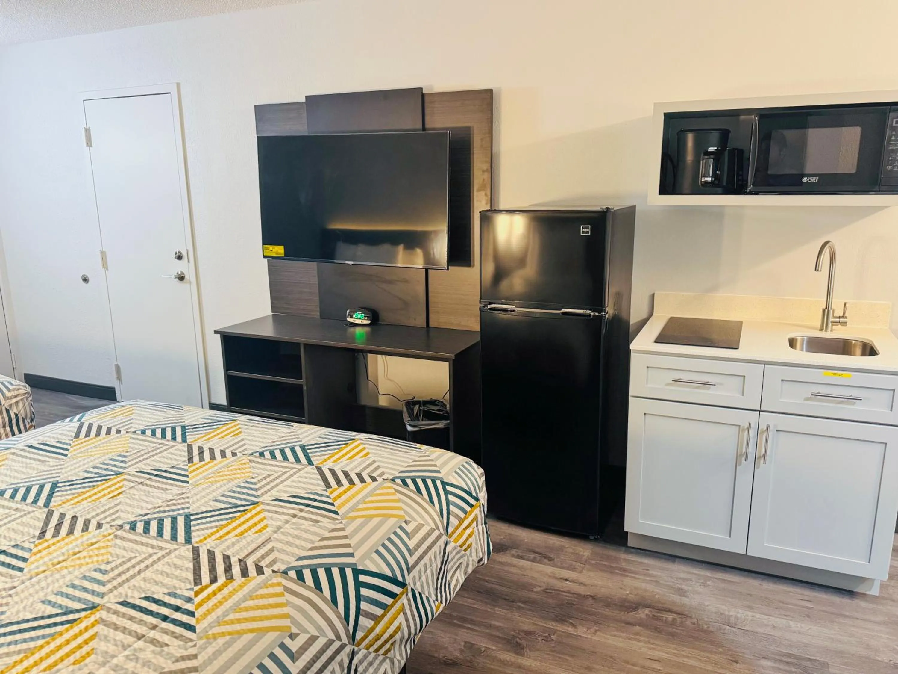 Photo of the whole room, Bed in Studio 6 Southgate MI Detroit