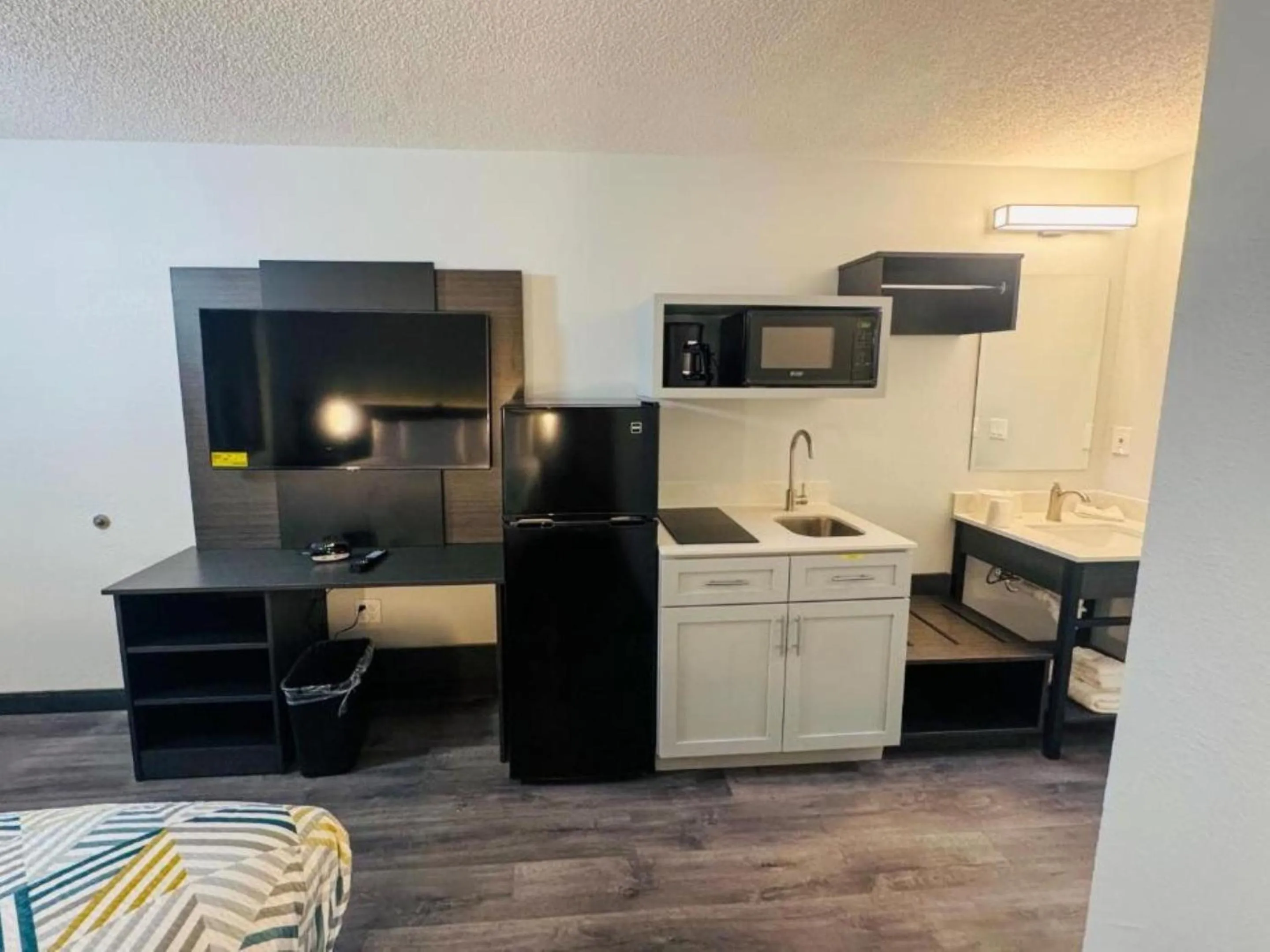 Bedroom in Studio 6 Southgate MI Detroit