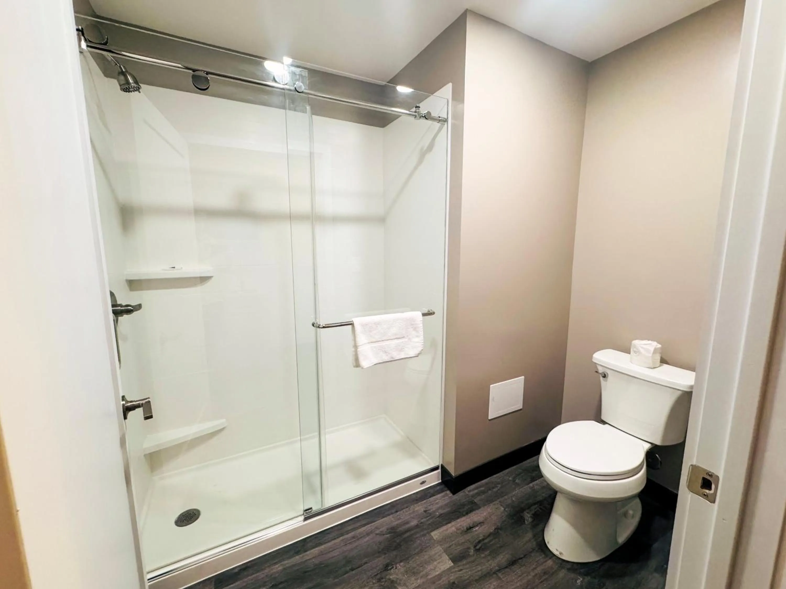 Bathroom in Studio 6 Southgate MI Detroit