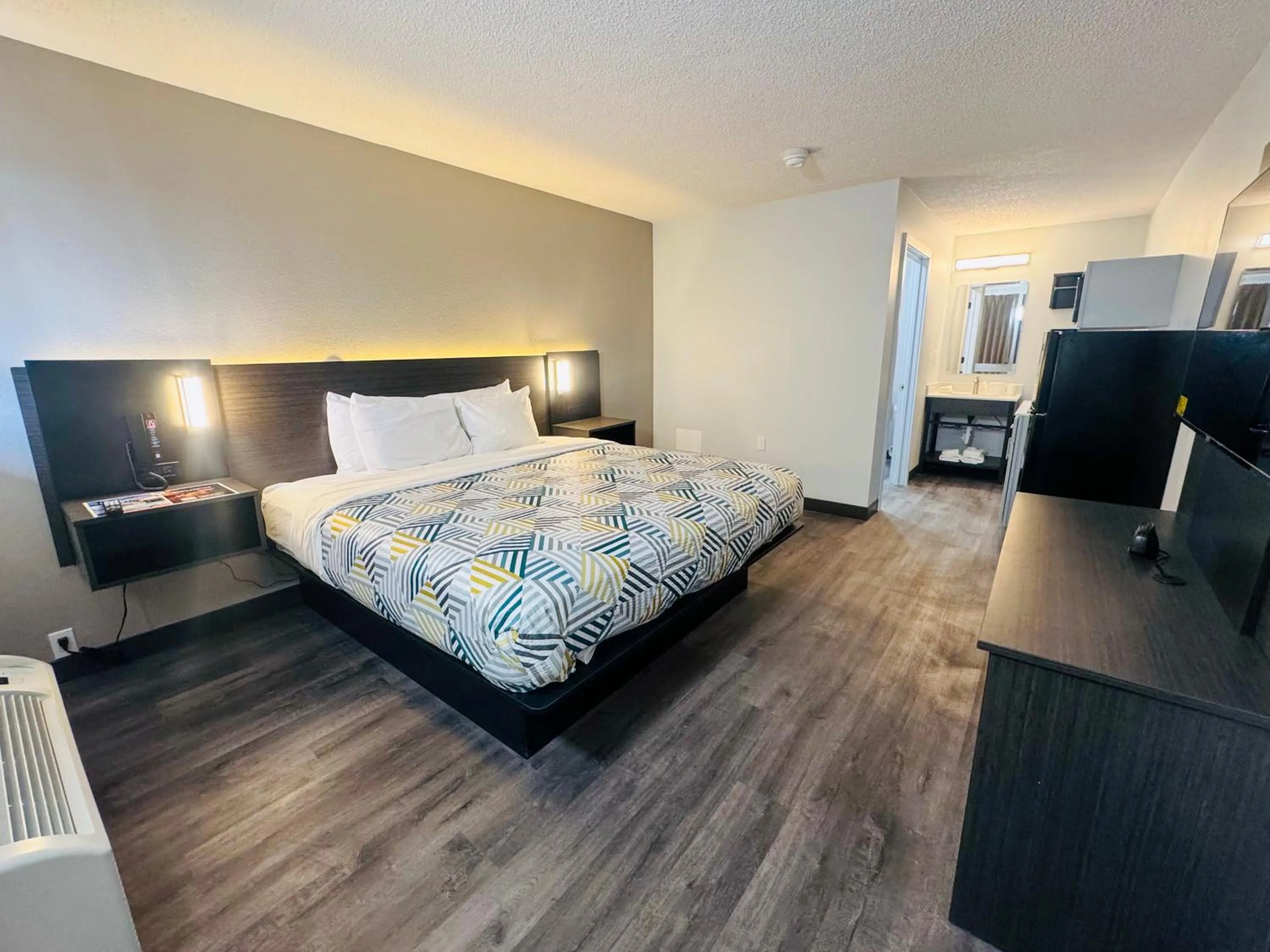 Photo of the whole room, Bed in Studio 6 Southgate MI Detroit