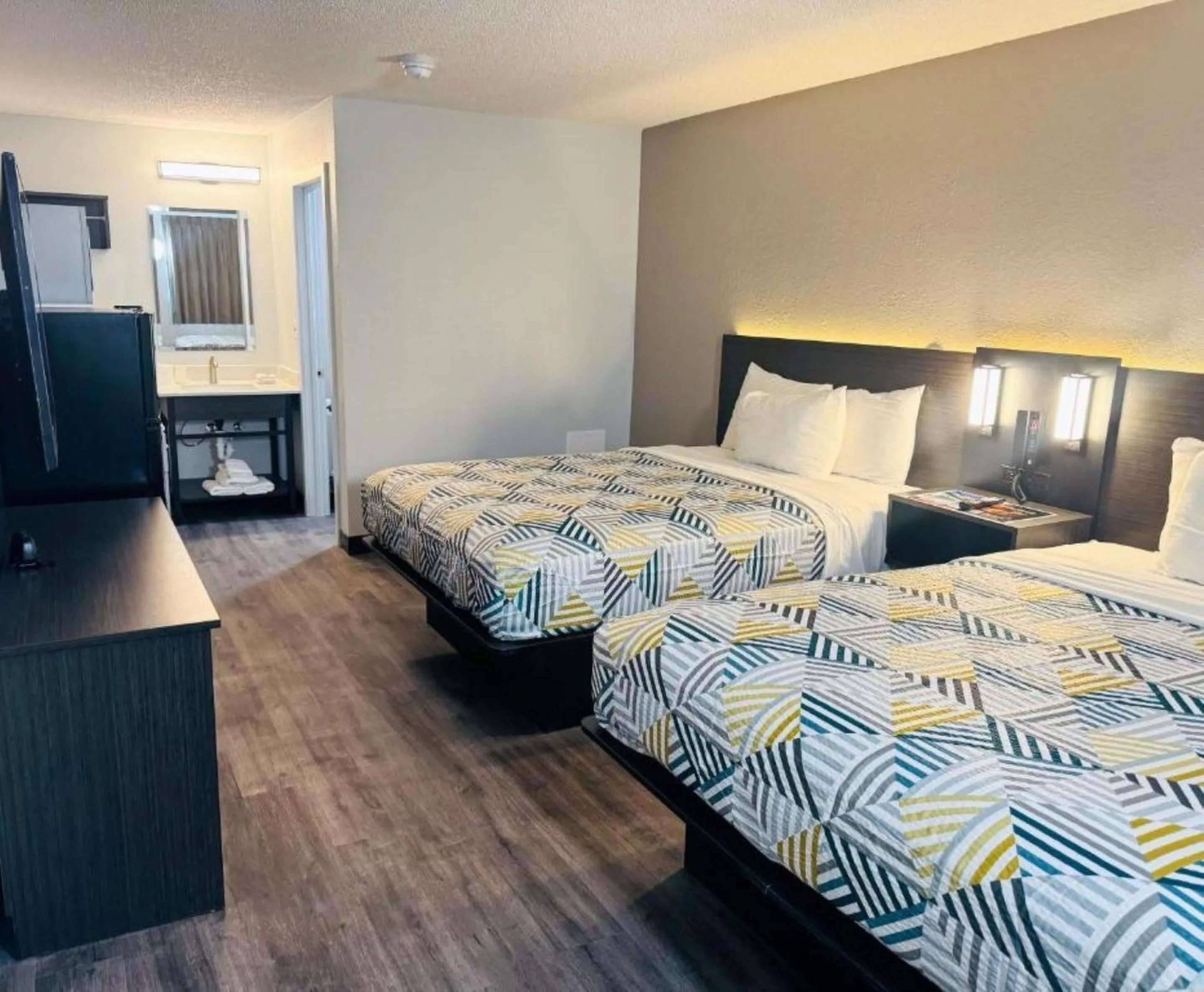 Bedroom, Bed in Studio 6 Southgate MI Detroit